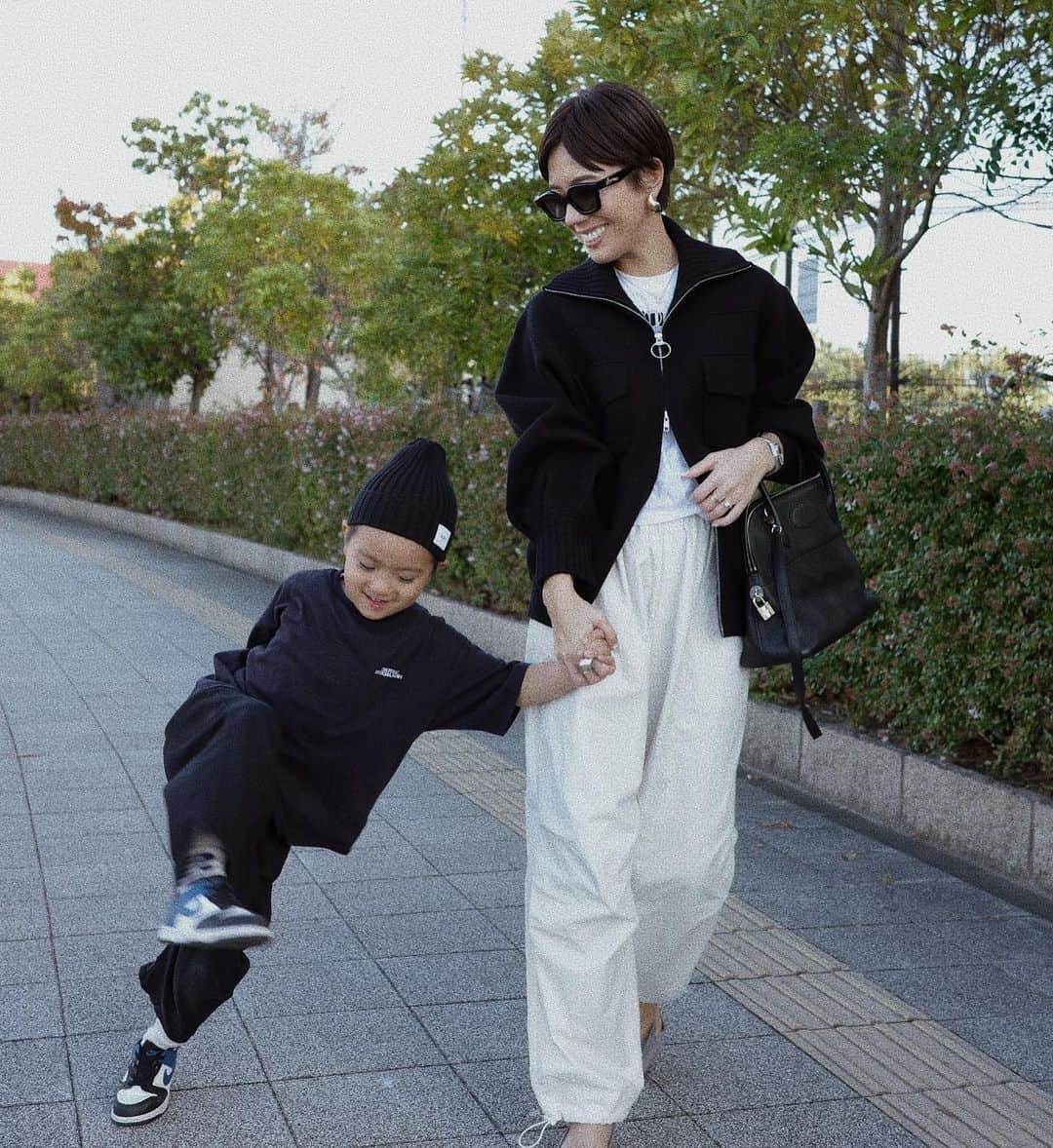 正中雅子さんのインスタグラム写真 - (正中雅子Instagram)「ひさしぶりに息子と👦🏽🫶  今日は朝から娘のダンスのリハ&本番で家族みんなで観に行きました✨  私はお気に入りのニットブルゾンを羽織ってご機嫌でした🤤🖤  Wジップで開け方で雰囲気が変わるし、かっこよさもあり 温かく羽織れておすすめです！  こちらもFAIRで入荷します！  最後の写真はノベルティミニトート♡ サクッと家出る時に財布と鍵だけ入れてよく使ってる🫶  よくご質問頂く娘の服も🏷️付けておきます🙏  #MACHATT #masaco服」10月29日 21時01分 - masacoshonaka