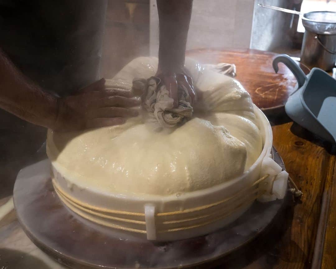 AFP通信さんのインスタグラム写真 - (AFP通信Instagram)「High- altitude cheese in Switzerland⁣ ⁣ Cheesemaker Cedric Maire crafts L'Etivaz mountain pasture cheese, a hard Swiss cheese made from raw cow's milk and only produced during the summer season, near La Lecherette, western Switzerland.⁣ ⁣ 📷 @coffrinews #AFP」10月29日 21時01分 - afpphoto