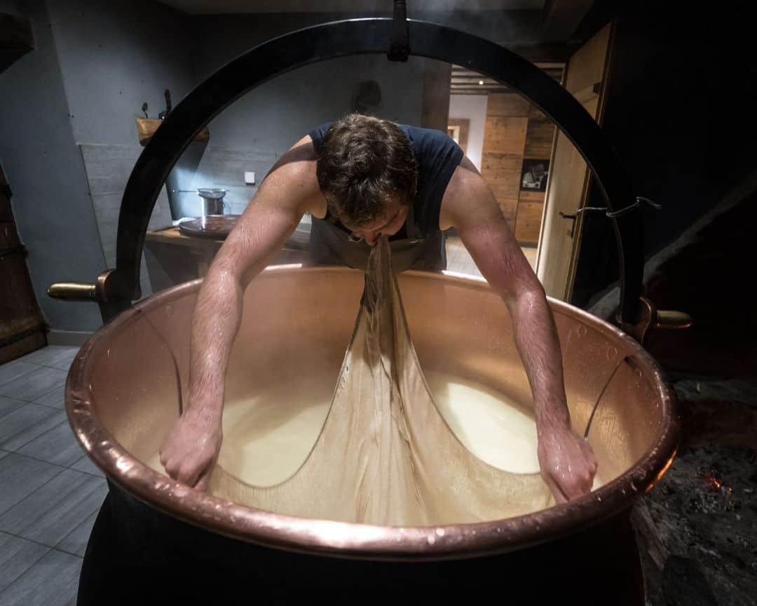 AFP通信さんのインスタグラム写真 - (AFP通信Instagram)「High- altitude cheese in Switzerland⁣ ⁣ Cheesemaker Cedric Maire crafts L'Etivaz mountain pasture cheese, a hard Swiss cheese made from raw cow's milk and only produced during the summer season, near La Lecherette, western Switzerland.⁣ ⁣ 📷 @coffrinews #AFP」10月29日 21時01分 - afpphoto
