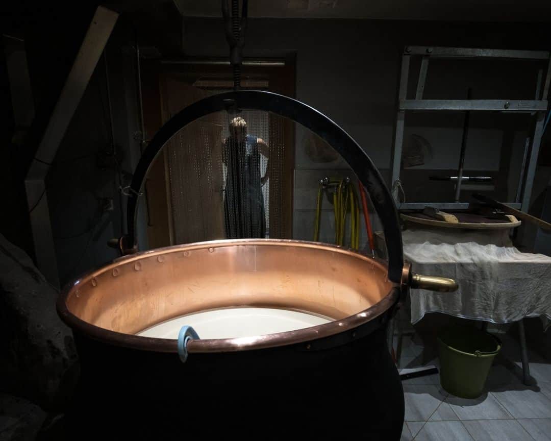 AFP通信さんのインスタグラム写真 - (AFP通信Instagram)「High- altitude cheese in Switzerland⁣ ⁣ Cheesemaker Cedric Maire crafts L'Etivaz mountain pasture cheese, a hard Swiss cheese made from raw cow's milk and only produced during the summer season, near La Lecherette, western Switzerland.⁣ ⁣ 📷 @coffrinews #AFP」10月29日 21時01分 - afpphoto