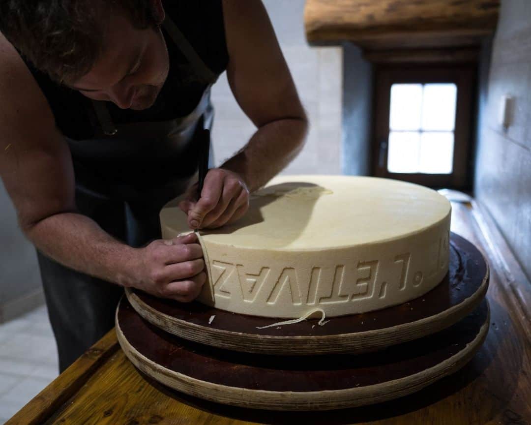 AFP通信さんのインスタグラム写真 - (AFP通信Instagram)「High- altitude cheese in Switzerland⁣ ⁣ Cheesemaker Cedric Maire crafts L'Etivaz mountain pasture cheese, a hard Swiss cheese made from raw cow's milk and only produced during the summer season, near La Lecherette, western Switzerland.⁣ ⁣ 📷 @coffrinews #AFP」10月29日 21時01分 - afpphoto