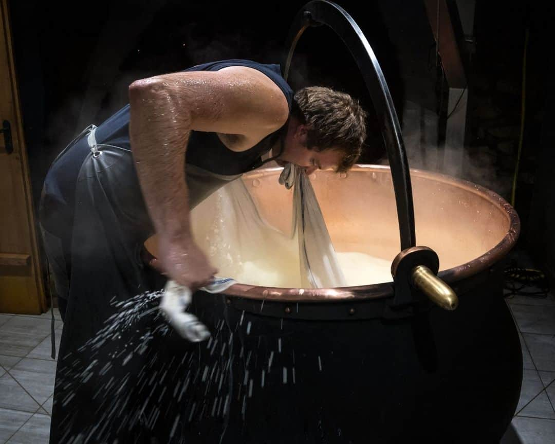 AFP通信のインスタグラム：「High- altitude cheese in Switzerland⁣ ⁣ Cheesemaker Cedric Maire crafts L'Etivaz mountain pasture cheese, a hard Swiss cheese made from raw cow's milk and only produced during the summer season, near La Lecherette, western Switzerland.⁣ ⁣ 📷 @coffrinews #AFP」