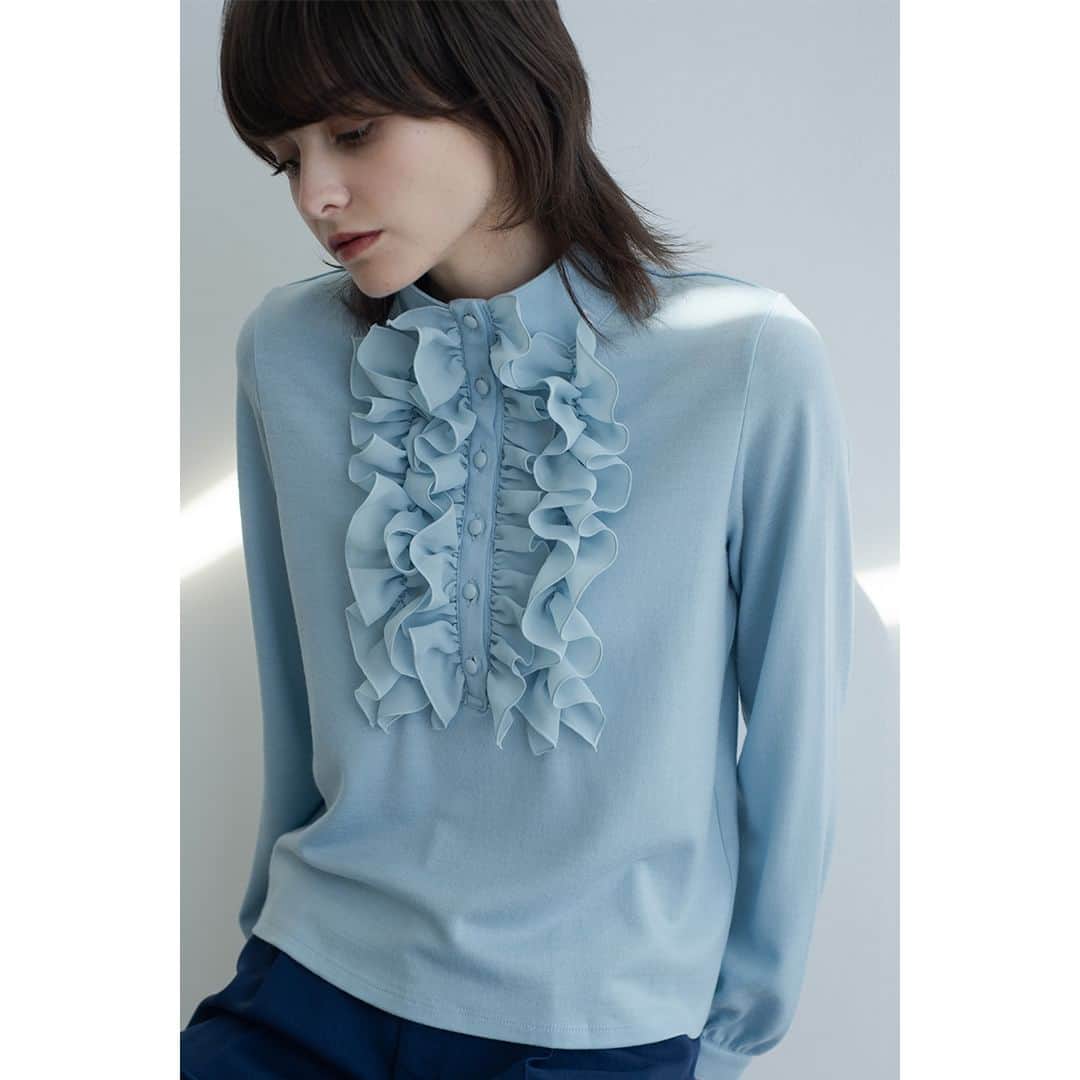 NARACAMICIE Japanのインスタグラム：「2023 Winter Collection  BLOUSE 30-32-31-639 ウールジャージスタンドフリルカットソー  PANTS 30-32-09-631 パウダーツイルストレッチテーパードパンツ  ※入荷時期は変更になる場合がございます。 新作は @naracamicie_jp プロフィールURLからチェック！ #ナラカミーチェ #2023autumn #2023aw #2023秋 #2023秋冬」