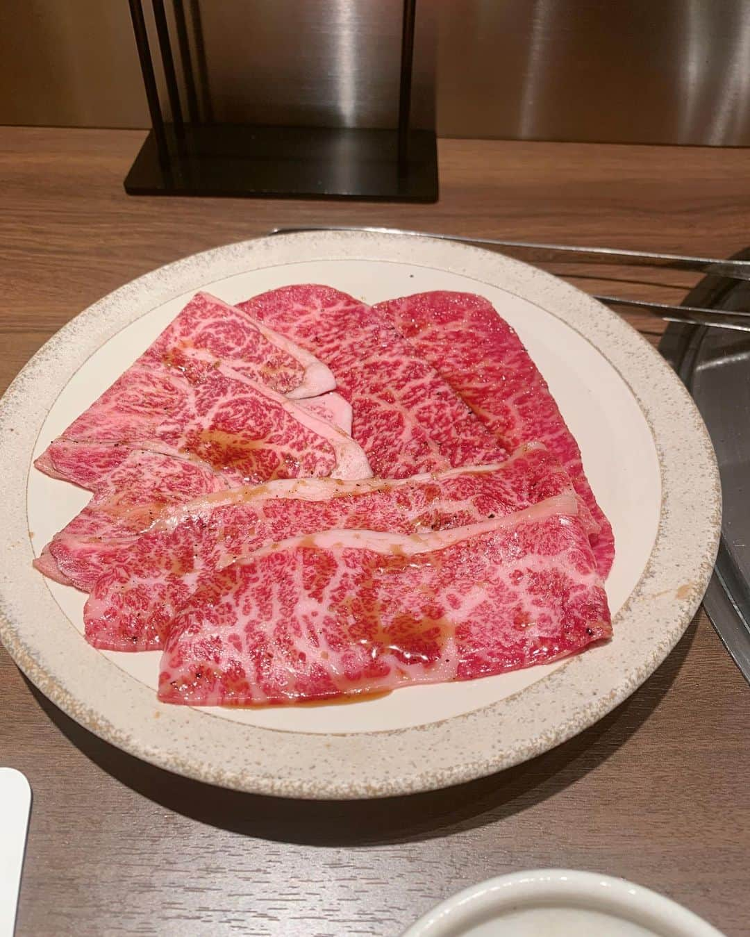 えみっくすさんのインスタグラム写真 - (えみっくすInstagram)「前に行った銀座の焼肉ホルモンうしごろ行ってきたンゴദി ᷇ᵕ ᷆ )前はホルモン中心のコースだったけど、今回はホルモン苦手なひとでも楽しめる「正肉コース」食べた❕ . お店の名前にホルモンって入ってるけど、A5ランクの正肉を楽しめるコースもあるぽよ🩷前回来たときほとんどホルモンのコースで、今まで食べたことあるホルモンと違って柔らかくてびっくりしたからホルモン好きなひとはそっちでもいいと思うけど、こっちのコースもびっくりするくらい柔らかいお肉の連続で美味しかった😻 . 綺麗で高級感のある店内で食べる焼肉、ほんと幸せすぎる🩷🩷🩷  🍬 .｡ _________________________ ｡. 🍬   　えみっくすおすすめのグルメ情報を ︎︎ 　　　▶️ #えみっくすグルメ ◀️  　　　でまとめています⸜(*⃙⃘'ᵕ'*⃙⃘)⸝⋆*   　気になるお店があればぜひ食べに行って  　ハッシュタグをつけて投稿してね📷✨  🍬 .｡ _________________________ ｡. 🍬  #PR ##焼肉ホルモンうしごろ銀座店  #うしごろ  #銀座  #銀座グルメ  #銀座デート  #銀座焼肉  #焼肉  #焼肉グルメ  #焼肉好きな人と繋がりたい  #肉スタグラム  #フォトジェ肉  #肉食女子  #肉食系女子  #グルメ  #グルメ女子  #グルメスタグラム  #東京グルメ  #ぽっちゃり  #ぽっちゃり女子  #ぽっちゃりさんと繋がりたい  #ぽっちゃり大人女子  #ぽっちゃりモデル  #ぽっちゃり女子と繋がりたい  #ミスiD2022  #プラスサイズ  #plussize  #curvy」10月29日 21時02分 - emix_momoka