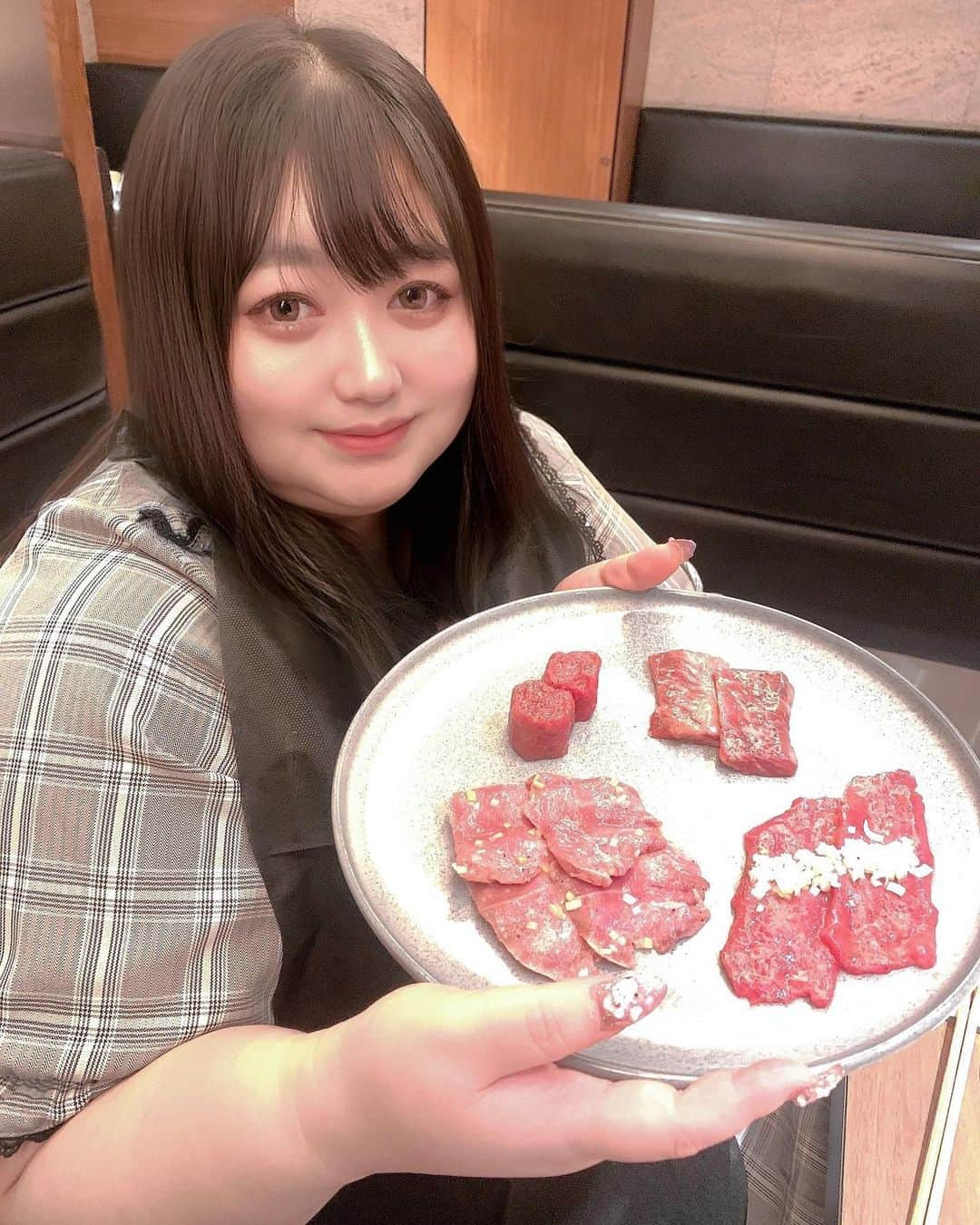 えみっくすさんのインスタグラム写真 - (えみっくすInstagram)「前に行った銀座の焼肉ホルモンうしごろ行ってきたンゴദി ᷇ᵕ ᷆ )前はホルモン中心のコースだったけど、今回はホルモン苦手なひとでも楽しめる「正肉コース」食べた❕ . お店の名前にホルモンって入ってるけど、A5ランクの正肉を楽しめるコースもあるぽよ🩷前回来たときほとんどホルモンのコースで、今まで食べたことあるホルモンと違って柔らかくてびっくりしたからホルモン好きなひとはそっちでもいいと思うけど、こっちのコースもびっくりするくらい柔らかいお肉の連続で美味しかった😻 . 綺麗で高級感のある店内で食べる焼肉、ほんと幸せすぎる🩷🩷🩷  🍬 .｡ _________________________ ｡. 🍬   　えみっくすおすすめのグルメ情報を ︎︎ 　　　▶️ #えみっくすグルメ ◀️  　　　でまとめています⸜(*⃙⃘'ᵕ'*⃙⃘)⸝⋆*   　気になるお店があればぜひ食べに行って  　ハッシュタグをつけて投稿してね📷✨  🍬 .｡ _________________________ ｡. 🍬  #PR ##焼肉ホルモンうしごろ銀座店  #うしごろ  #銀座  #銀座グルメ  #銀座デート  #銀座焼肉  #焼肉  #焼肉グルメ  #焼肉好きな人と繋がりたい  #肉スタグラム  #フォトジェ肉  #肉食女子  #肉食系女子  #グルメ  #グルメ女子  #グルメスタグラム  #東京グルメ  #ぽっちゃり  #ぽっちゃり女子  #ぽっちゃりさんと繋がりたい  #ぽっちゃり大人女子  #ぽっちゃりモデル  #ぽっちゃり女子と繋がりたい  #ミスiD2022  #プラスサイズ  #plussize  #curvy」10月29日 21時02分 - emix_momoka