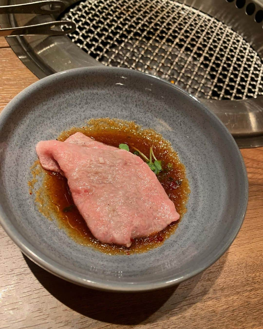 えみっくすさんのインスタグラム写真 - (えみっくすInstagram)「前に行った銀座の焼肉ホルモンうしごろ行ってきたンゴദി ᷇ᵕ ᷆ )前はホルモン中心のコースだったけど、今回はホルモン苦手なひとでも楽しめる「正肉コース」食べた❕ . お店の名前にホルモンって入ってるけど、A5ランクの正肉を楽しめるコースもあるぽよ🩷前回来たときほとんどホルモンのコースで、今まで食べたことあるホルモンと違って柔らかくてびっくりしたからホルモン好きなひとはそっちでもいいと思うけど、こっちのコースもびっくりするくらい柔らかいお肉の連続で美味しかった😻 . 綺麗で高級感のある店内で食べる焼肉、ほんと幸せすぎる🩷🩷🩷  🍬 .｡ _________________________ ｡. 🍬   　えみっくすおすすめのグルメ情報を ︎︎ 　　　▶️ #えみっくすグルメ ◀️  　　　でまとめています⸜(*⃙⃘'ᵕ'*⃙⃘)⸝⋆*   　気になるお店があればぜひ食べに行って  　ハッシュタグをつけて投稿してね📷✨  🍬 .｡ _________________________ ｡. 🍬  #PR ##焼肉ホルモンうしごろ銀座店  #うしごろ  #銀座  #銀座グルメ  #銀座デート  #銀座焼肉  #焼肉  #焼肉グルメ  #焼肉好きな人と繋がりたい  #肉スタグラム  #フォトジェ肉  #肉食女子  #肉食系女子  #グルメ  #グルメ女子  #グルメスタグラム  #東京グルメ  #ぽっちゃり  #ぽっちゃり女子  #ぽっちゃりさんと繋がりたい  #ぽっちゃり大人女子  #ぽっちゃりモデル  #ぽっちゃり女子と繋がりたい  #ミスiD2022  #プラスサイズ  #plussize  #curvy」10月29日 21時02分 - emix_momoka