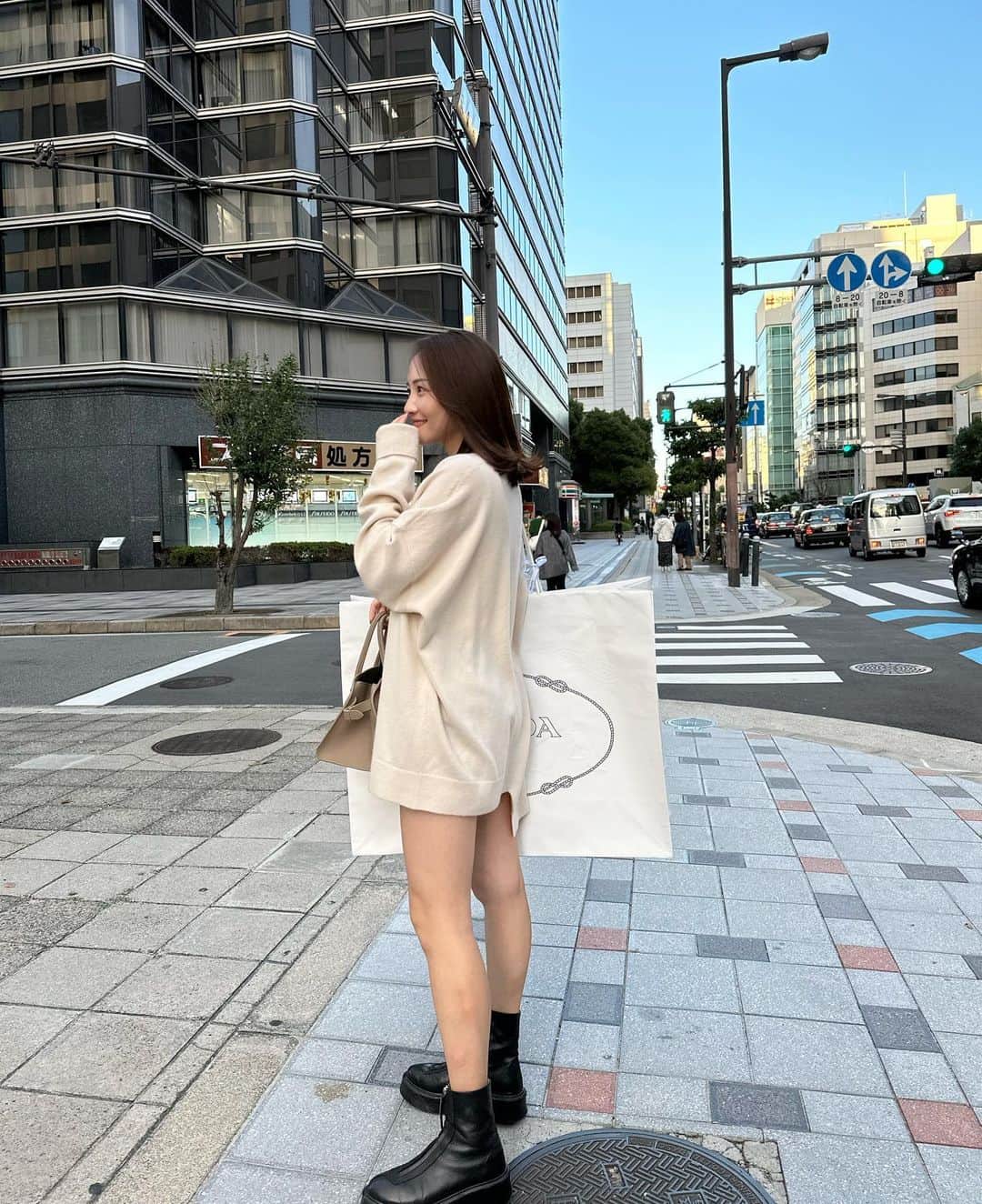 左近鈴乃さんのインスタグラム写真 - (左近鈴乃Instagram)「. 🇰🇷に向けて全力推し活👸🏼🖤🎀笑 @m.by__sana   こんな大きい紙袋初めて見たよ！びっくり！！ 生で見たらすごい存在感で視線感じる🤣♡笑 でも大きい紙袋はテンション上がるな〜💘  またYouTubeで購入品紹介しますっ🎥  #PRADA #プラダ」10月29日 21時03分 - suzuno_sakon