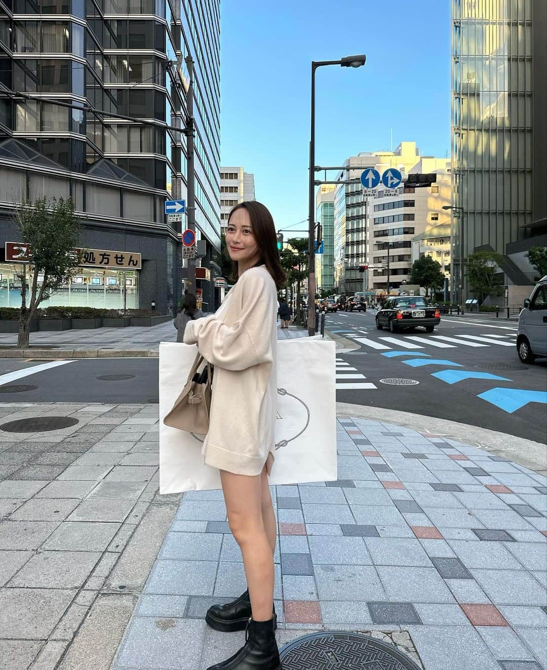 左近鈴乃さんのインスタグラム写真 - (左近鈴乃Instagram)「. 🇰🇷に向けて全力推し活👸🏼🖤🎀笑 @m.by__sana   こんな大きい紙袋初めて見たよ！びっくり！！ 生で見たらすごい存在感で視線感じる🤣♡笑 でも大きい紙袋はテンション上がるな〜💘  またYouTubeで購入品紹介しますっ🎥  #PRADA #プラダ」10月29日 21時03分 - suzuno_sakon