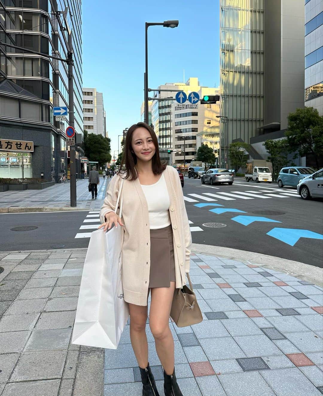 左近鈴乃さんのインスタグラム写真 - (左近鈴乃Instagram)「. 🇰🇷に向けて全力推し活👸🏼🖤🎀笑 @m.by__sana   こんな大きい紙袋初めて見たよ！びっくり！！ 生で見たらすごい存在感で視線感じる🤣♡笑 でも大きい紙袋はテンション上がるな〜💘  またYouTubeで購入品紹介しますっ🎥  #PRADA #プラダ」10月29日 21時03分 - suzuno_sakon