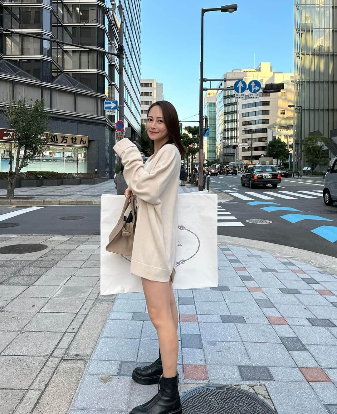 左近鈴乃さんのインスタグラム写真 - (左近鈴乃Instagram)「. 🇰🇷に向けて全力推し活👸🏼🖤🎀笑 @m.by__sana   こんな大きい紙袋初めて見たよ！びっくり！！ 生で見たらすごい存在感で視線感じる🤣♡笑 でも大きい紙袋はテンション上がるな〜💘  またYouTubeで購入品紹介しますっ🎥  #PRADA #プラダ」10月29日 21時03分 - suzuno_sakon