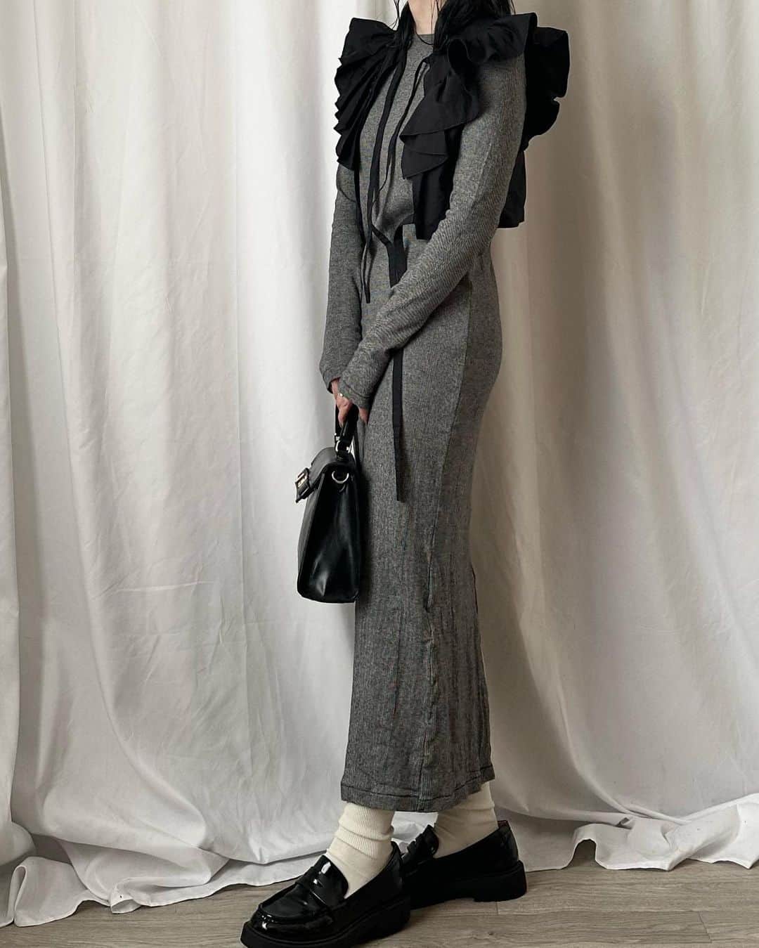 かほこ。さんのインスタグラム写真 - (かほこ。Instagram)「ㅤㅤㅤㅤㅤㅤㅤㅤㅤㅤㅤㅤㅤ ㅤㅤㅤㅤㅤㅤㅤㅤㅤㅤㅤㅤㅤ dress & vest : #adametrope bag : #lowrysfarm loafers : #uniqlo ㅤㅤㅤㅤㅤㅤㅤㅤㅤㅤㅤㅤㅤ 最近モノトーンばかりになってる🥺 ㅤㅤㅤㅤㅤㅤㅤㅤㅤㅤㅤㅤㅤ millerのワンピはカットソー素材でカジュアルだけどタイトだから大人っぽく見える🫶🏻 それに登場率の高いフリルのベストを重ねました🖤 ㅤㅤㅤㅤㅤㅤㅤㅤㅤㅤㅤㅤㅤ フリルもモノトーンでまとめたら甘くなりすぎないので、こういうアイテムは大好き❣️ ㅤㅤㅤㅤㅤㅤㅤㅤㅤㅤㅤㅤㅤ #kaho_fashion」10月29日 21時03分 - xxokohakxx