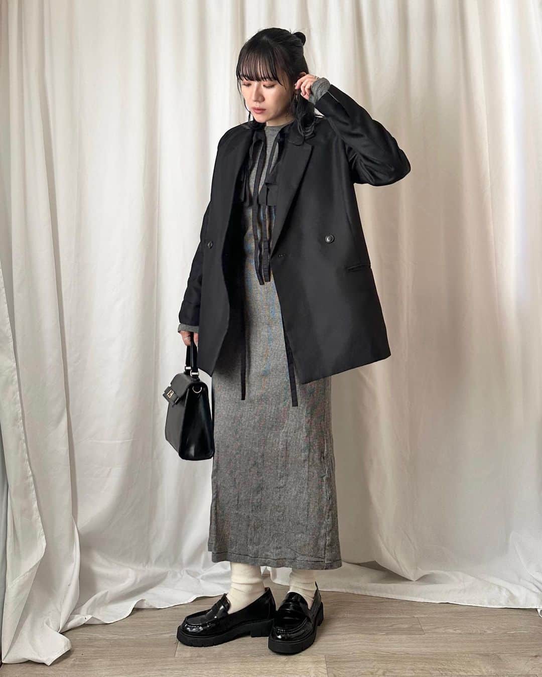 かほこ。さんのインスタグラム写真 - (かほこ。Instagram)「ㅤㅤㅤㅤㅤㅤㅤㅤㅤㅤㅤㅤㅤ ㅤㅤㅤㅤㅤㅤㅤㅤㅤㅤㅤㅤㅤ dress & vest : #adametrope bag : #lowrysfarm loafers : #uniqlo ㅤㅤㅤㅤㅤㅤㅤㅤㅤㅤㅤㅤㅤ 最近モノトーンばかりになってる🥺 ㅤㅤㅤㅤㅤㅤㅤㅤㅤㅤㅤㅤㅤ millerのワンピはカットソー素材でカジュアルだけどタイトだから大人っぽく見える🫶🏻 それに登場率の高いフリルのベストを重ねました🖤 ㅤㅤㅤㅤㅤㅤㅤㅤㅤㅤㅤㅤㅤ フリルもモノトーンでまとめたら甘くなりすぎないので、こういうアイテムは大好き❣️ ㅤㅤㅤㅤㅤㅤㅤㅤㅤㅤㅤㅤㅤ #kaho_fashion」10月29日 21時03分 - xxokohakxx