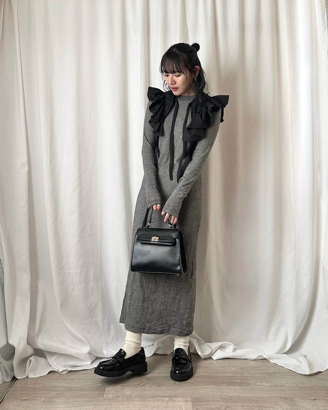 のインスタグラム：「ㅤㅤㅤㅤㅤㅤㅤㅤㅤㅤㅤㅤㅤ ㅤㅤㅤㅤㅤㅤㅤㅤㅤㅤㅤㅤㅤ dress & vest : #adametrope bag : #lowrysfarm loafers : #uniqlo ㅤㅤㅤㅤㅤㅤㅤㅤㅤㅤㅤㅤㅤ 最近モノトーンばかりになってる🥺 ㅤㅤㅤㅤㅤㅤㅤㅤㅤㅤㅤㅤㅤ millerのワンピはカットソー素材でカジュアルだけどタイトだから大人っぽく見える🫶🏻 それに登場率の高いフリルのベストを重ねました🖤 ㅤㅤㅤㅤㅤㅤㅤㅤㅤㅤㅤㅤㅤ フリルもモノトーンでまとめたら甘くなりすぎないので、こういうアイテムは大好き❣️ ㅤㅤㅤㅤㅤㅤㅤㅤㅤㅤㅤㅤㅤ #kaho_fashion」