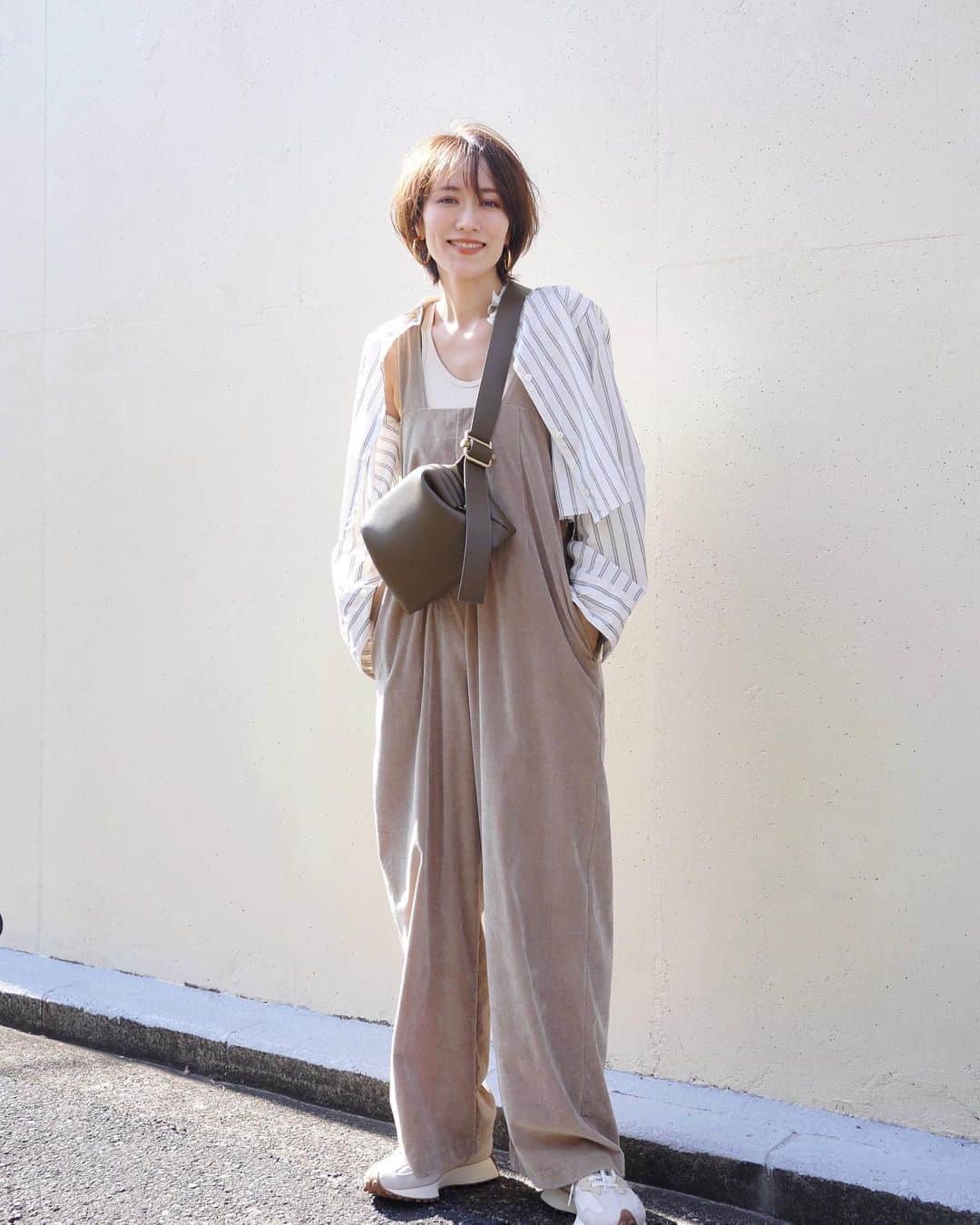 のインスタグラム：「昨日は運動会でした👦🏻 徒競走ビリになってしまった👦🏻が不憫だった🥲 でもしゃーない🥹 私も小学生の頃は走るの苦手だった 中学で頑張れ🏃  帽子をかぶってくのすっかり忘れて後悔👒  salopette…#audreyandjohnwad #audreyandjohnwad_by金子三記  👔…#firsthand 🎽…#uniqlo#uniqlou  👜…#osoi  👟…#newbalance  pierce…#freaksstore  ring…#cene  .」