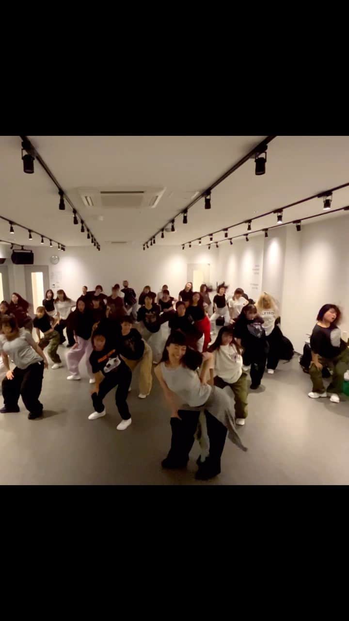Asuka Fujimoriのインスタグラム：「💛❔🫦@doechii  w/ @happy.nana7と皆んなと😘 ・・・ 復帰1発目のBeginnerClass❤︎❤︎❤︎ 踊ることも伝えることも好きな気持ち溢れた〜 復帰の日を温かくて熱心な皆んなと迎えられて幸！✨ 帰る頃には筋肉痛なの悔しい〜今日もりとかわええ〜 #doechii#whatitis#choreography」