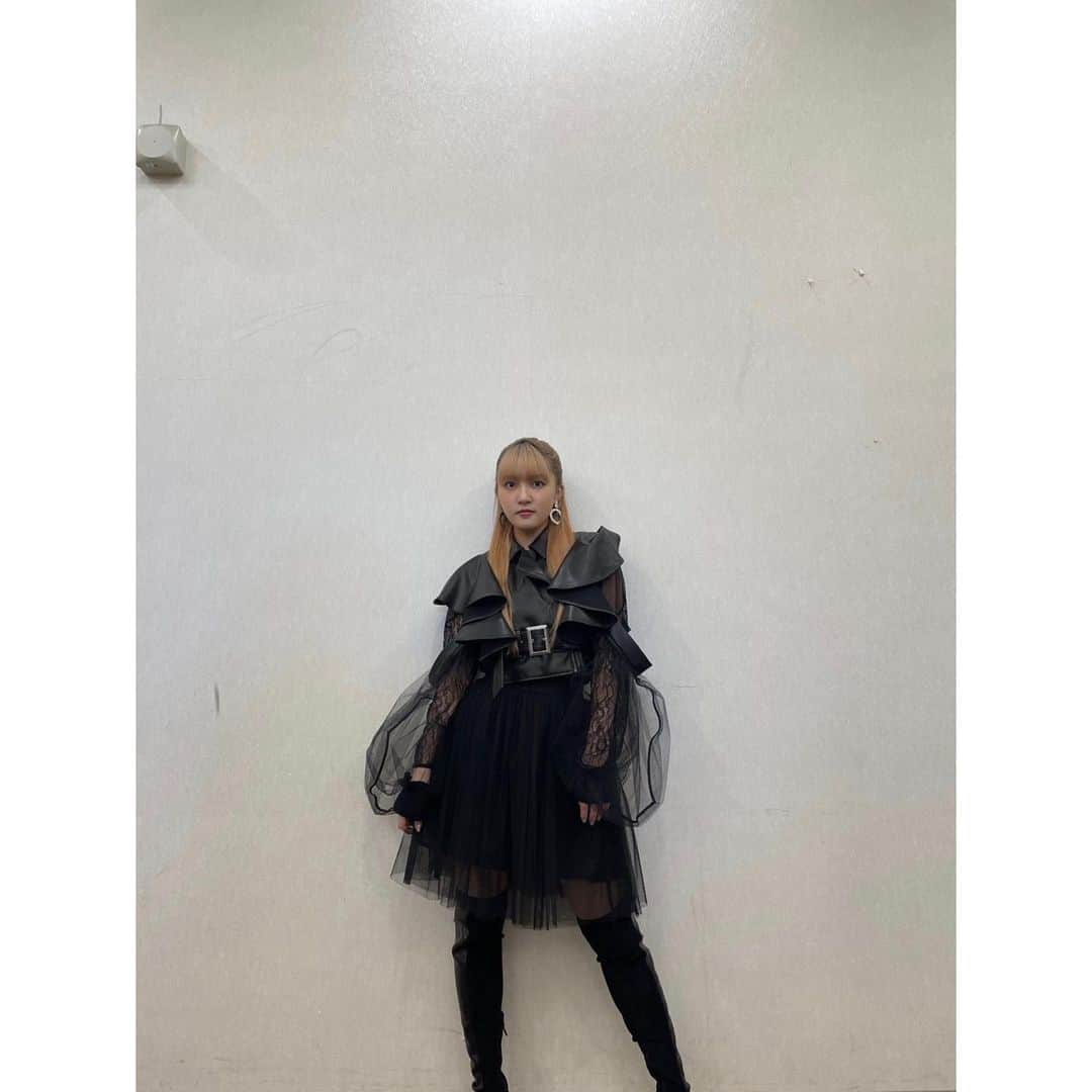 JUNNAのインスタグラム：「🖤今日のリリイベの衣装🖤  かっこかわいいくて、最強でした⚡️  11月11日の幕張でのリリイベの衣装は、また違う雰囲気に👌🏻」