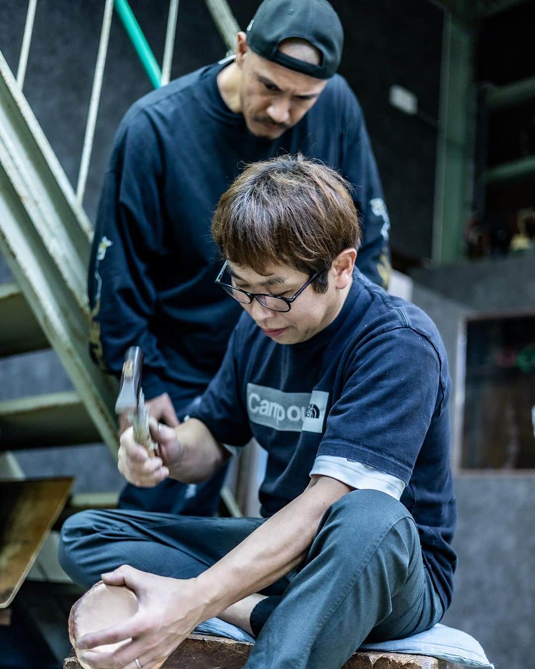 近藤岳登さんのインスタグラム写真 - (近藤岳登Instagram)「富貴堂  @fuukidou   “初日”  無我夢中で叩きました。  時間の概念なくなりました。聞こえるのは職人さんの銅を叩く美しい音だけ。  あの無機質で平な銅板に、職人さんの一打一打で、命が吹き込まれる姿を目の当たりにしました。  Special thanks Photo by @moo_ochan」10月29日 21時05分 - gakuto_kondo