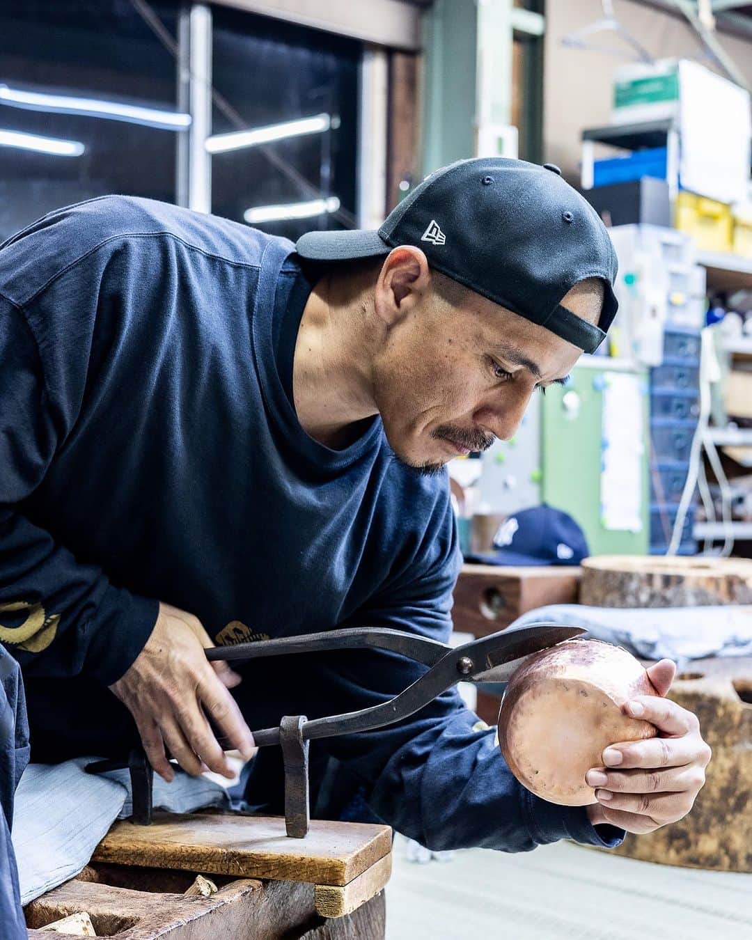 近藤岳登さんのインスタグラム写真 - (近藤岳登Instagram)「富貴堂  @fuukidou   “初日”  無我夢中で叩きました。  時間の概念なくなりました。聞こえるのは職人さんの銅を叩く美しい音だけ。  あの無機質で平な銅板に、職人さんの一打一打で、命が吹き込まれる姿を目の当たりにしました。  Special thanks Photo by @moo_ochan」10月29日 21時05分 - gakuto_kondo