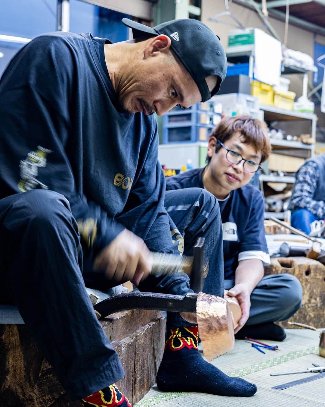 近藤岳登さんのインスタグラム写真 - (近藤岳登Instagram)「富貴堂  @fuukidou   “初日”  無我夢中で叩きました。  時間の概念なくなりました。聞こえるのは職人さんの銅を叩く美しい音だけ。  あの無機質で平な銅板に、職人さんの一打一打で、命が吹き込まれる姿を目の当たりにしました。  Special thanks Photo by @moo_ochan」10月29日 21時05分 - gakuto_kondo