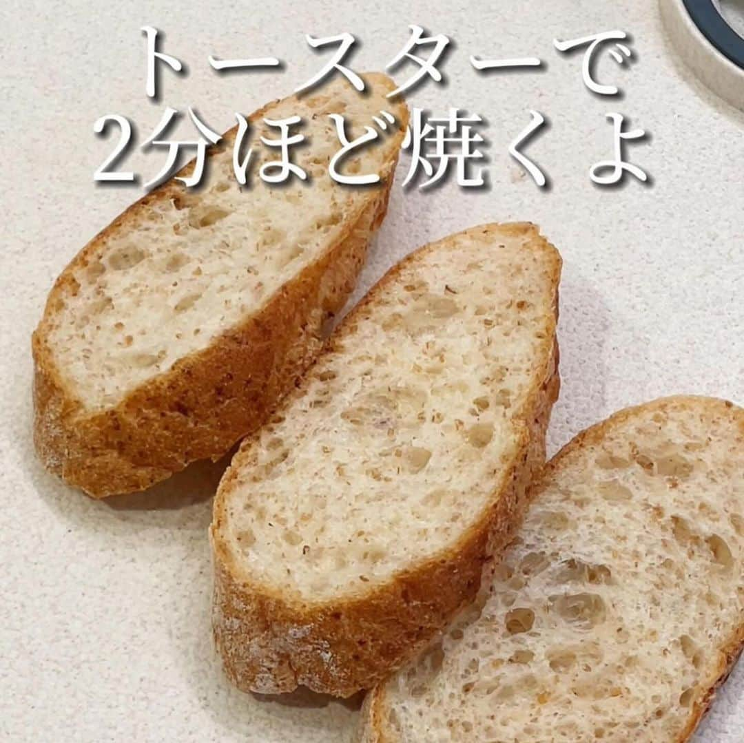 伊賀るり子さんのインスタグラム写真 - (伊賀るり子Instagram)「他のレシピは @ruriscooking  【柿のあんバターサンド🍁】 おうちカフェしたくなる 秋らしいオープンサンド。  相性抜群の柿とあんこ そこに塩気のあるバターと こんがり焼いたパリパリのバゲット 美味しいに決まってる😆  切ってのせるだけの 簡単調理だけど お店でも注文したいくらい 美味しい一品。  柿は種なしのものがオススメです👩‍🍳  柿のあんバターサンド 材料（1人分） バゲット3切れ→約35g （厚さ1.5cmの斜め切り） 柿 1/2個 バター 15g （有塩のもの） あんこ　45g  1.柿は皮を剥き1cm幅の薄切りにする。バターは3等分の薄切りにしてさらに半分に切る。（3cm×1.5cm程度の長方形） 2.バゲットは厚さ1.5cmの斜め切りにして、トースターで2分ほど焼く。 3.焼いたバゲットにあんこを塗り、柿→バター→柿→バター→柿の順に並べてのせて完成！  ＼簡単美味しい！季節の野菜料理／ 料理研究家のおうちごはん @ruriscooking   #柿 #柿レシピ #柿料理 #あんバター #簡単レシピ #簡単料理 #おやつレシピ #スイーツレシピ #バゲット #フランスパン #おうちカフェ #秋スイーツ #オープンサンド #秋レシピ #おしゃれ料理 #パーティー料理」10月29日 21時05分 - ruriscooking