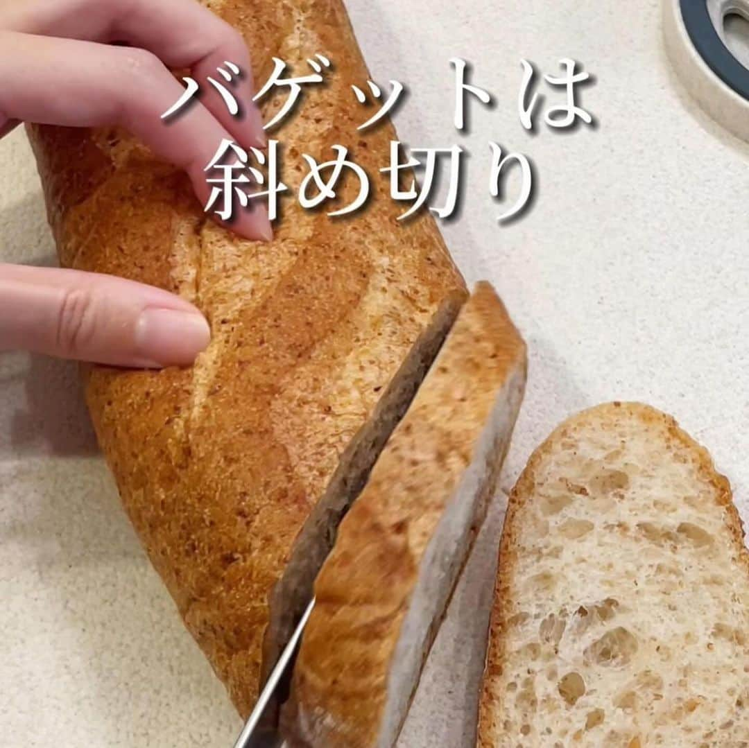 伊賀るり子さんのインスタグラム写真 - (伊賀るり子Instagram)「他のレシピは @ruriscooking  【柿のあんバターサンド🍁】 おうちカフェしたくなる 秋らしいオープンサンド。  相性抜群の柿とあんこ そこに塩気のあるバターと こんがり焼いたパリパリのバゲット 美味しいに決まってる😆  切ってのせるだけの 簡単調理だけど お店でも注文したいくらい 美味しい一品。  柿は種なしのものがオススメです👩‍🍳  柿のあんバターサンド 材料（1人分） バゲット3切れ→約35g （厚さ1.5cmの斜め切り） 柿 1/2個 バター 15g （有塩のもの） あんこ　45g  1.柿は皮を剥き1cm幅の薄切りにする。バターは3等分の薄切りにしてさらに半分に切る。（3cm×1.5cm程度の長方形） 2.バゲットは厚さ1.5cmの斜め切りにして、トースターで2分ほど焼く。 3.焼いたバゲットにあんこを塗り、柿→バター→柿→バター→柿の順に並べてのせて完成！  ＼簡単美味しい！季節の野菜料理／ 料理研究家のおうちごはん @ruriscooking   #柿 #柿レシピ #柿料理 #あんバター #簡単レシピ #簡単料理 #おやつレシピ #スイーツレシピ #バゲット #フランスパン #おうちカフェ #秋スイーツ #オープンサンド #秋レシピ #おしゃれ料理 #パーティー料理」10月29日 21時05分 - ruriscooking