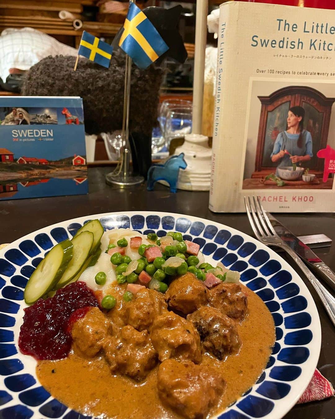 坂井雪乃さんのインスタグラム写真 - (坂井雪乃Instagram)「Lilla Dalarna🇸🇪🧆🥗🦐🍽️  スウェーデンミートボールを食べに行ってきたよ🇸🇪🧆✨✨ 食べ応え抜群のミートボールとマッシュポテトが最高👍❣️ 小エビのタルタルサラダも絶品で大満足🥰👏  スウェーデンではお料理はシェアせず一人一皿が主流なんだって☝️✨ 自分が好きなものをお腹いっぱい食べられるスタイルもいいね👍❣️  #スウェーデン #スウェーデンミートボール #🇸🇪 #スウェーデン料理 #北欧 #北欧料理」10月29日 21時05分 - yukino_sakai
