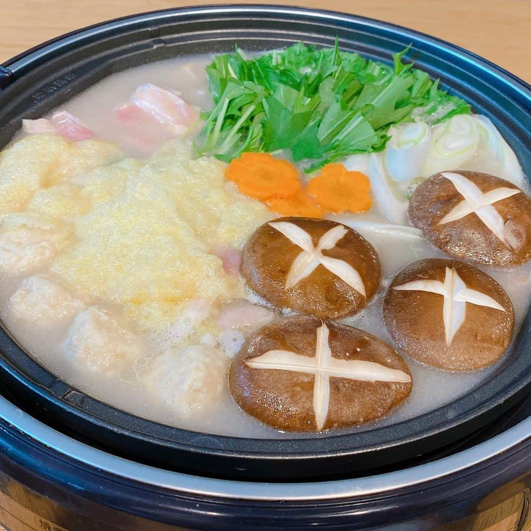 山口提樹のインスタグラム：「俺の水炊きは美味い🍲 #水炊き #白濁スープ #松山あげ」