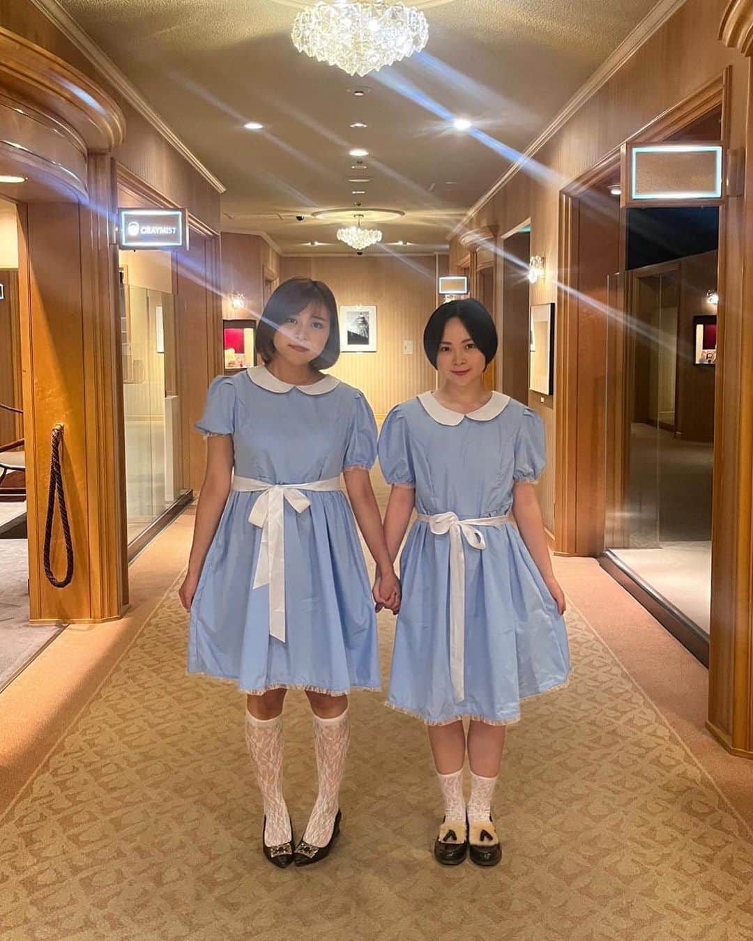 東紗友美のインスタグラム：「【🎬コスプレ】ハッピーハロウィン🎃👻 #映画　#シャイニング　#theshining  映画🎬シャイニングに登場する、あの双子ちゃんグレイディ姉妹になりました。 ずっと夢だったんですよ、やっぱりシャイニングたまらんのですよ。グレイディ姉妹好きな人はコメントしてね？ #THESHINING  #GRADYTWINS 先日愛しのるみちゃんに会いまして、 数年かぶりに仮装しました。 @rumicinema  やりたいことリストに入っていた「シャイニングの双子になって、写真を撮る」を達成できたのです。 少し迷ったけど、やってよかった！ 自分から動いて、日常をどんどんかき回していかないとやっぱり面白くならないですよね！ 映画が私を能動的にさせてくれることが本当に多いんですよね。  全部の写真、宝物。 私とるみちゃん、身長差あるんですけどスペシャルな友人がわたしたちの2人の身長を揃えてくれて！（笑） オーバールックホテル（シャイニングに登場するあの生き物のようなホテルの名前）の壁紙に背景を変更した写真を作ってくれたり、 オーバールックホテルの柄バージョンの背景を作ってくれた。最高に、ありがとう！  237号室（オーバールックホテルのあの部屋です🚪）の鍵もおそろいに...🔑 生気のない顔がシュールです。  私たちのことは今後、グレイディ姉妹と呼んでください👭 レッドラム！レッドラム！🩸 言い忘れたので、来年もまたやるかもしれません。  #ハロウィン #ハロウィン2023 #加藤るみ　#映画　#映画好き」