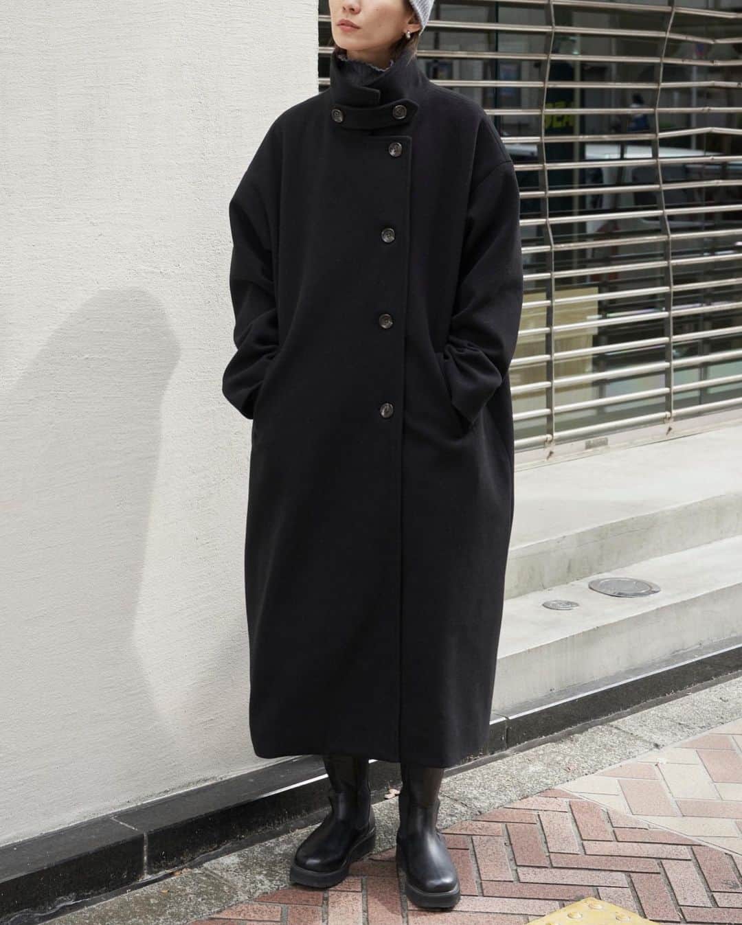 AR Holidayさんのインスタグラム写真 - (AR HolidayInstagram)「✔︎3WAY LONG & SHORT COAT 冬本番のおすすめアウター。 ロングとショートで選べるサイズ感でご用意◎ ㅤㅤ ━━━━━━━━━━━━━━━ ㅤ #スタンドカラー3WAYロングコート price/¥7,920(tax in) color/black.ivory.khaki.navy.check size/S.M ㅤㅤㅤ #スタンドカラー3WAYショートコート price/¥7,700(tax in) color/black.ivory.navy size/FREE ㅤㅤ ━━━━━━━━━━━━━━━ ㅤㅤ ※撮影環境の加工感により、実物と色味が異なる場合がございます。 実物に近い色味はZOZOTOWNページ内画像をご参照ください。  #auntierosa#arholiday#holiday#auntierosaholiday#アンティローザホリデー#ホリデー#アンティローザ#2023AW#zozotown#zozotown購入品#ファッション #ワンマイルコーデ #イエベ #ブルベ #秋コーデ #冬コーデ#シンプルコーデ#モードカジュアル #リラックス #リラックカジュアル #大人カジュアル #大人ファッション」10月29日 21時09分 - arholiday