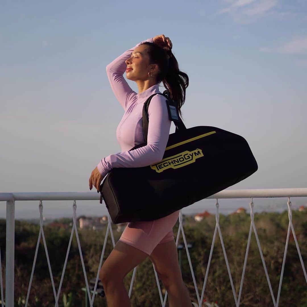 Jennifer Bachdimのインスタグラム：「Love a good sunset sweat sesh 💪🏽🩷 #fitMama  . . Bringing my @technogym @pqwellness bag everywhere. It got everything I need for a good workout such as booty bands, matt and even a foam roller for afterwards 🔥 #letsmoveforabetterworld #championstrainwithtechnogym」