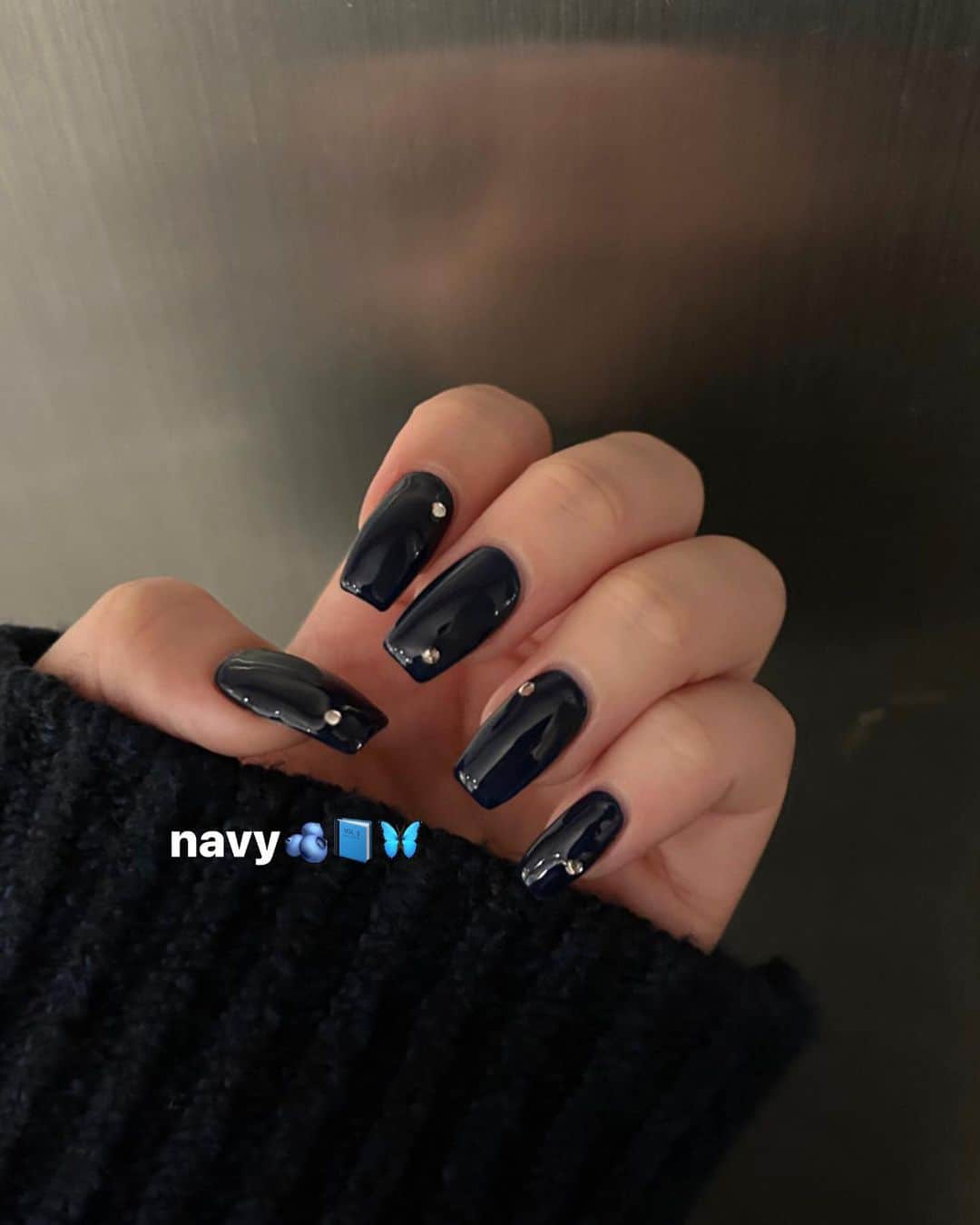 宮原響さんのインスタグラム写真 - (宮原響Instagram)「ニューネイル🆕 今回右手はsilver🪙 : 左手はnavy🫐‼︎ . @mprn_74 さんいつもありがとうございます🪐 . #ネイビーネイル #シルバーネイル #navynails #silvernails #キラキラネイル #冬ネイル #winternails❄️ #biki_nail」10月29日 21時10分 - re_s08m