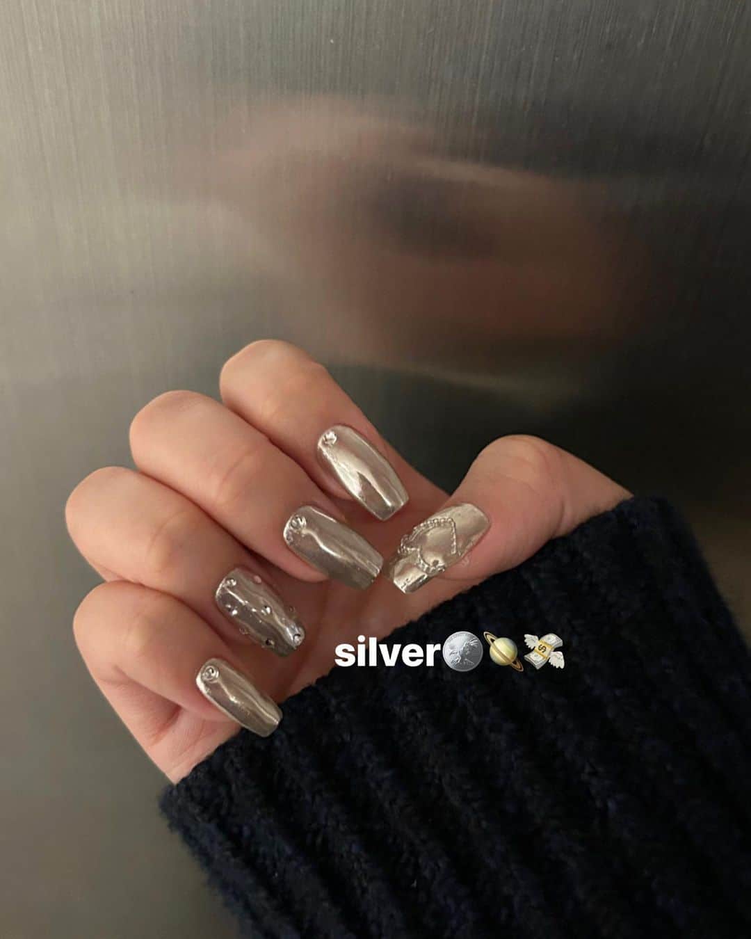 のインスタグラム：「ニューネイル🆕 今回右手はsilver🪙 : 左手はnavy🫐‼︎ . @mprn_74 さんいつもありがとうございます🪐 . #ネイビーネイル #シルバーネイル #navynails #silvernails #キラキラネイル #冬ネイル #winternails❄️ #biki_nail」