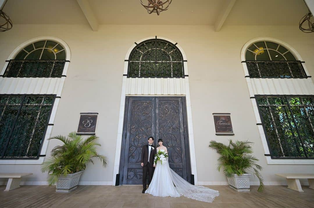 The Terrace By The Seaさんのインスタグラム写真 - (The Terrace By The SeaInstagram)「@the_terrace_by_the_sea Hawaii Wedding情報はこちら𓂃𓈒𓏸  ---------  軽やかな透け感のロングトレーン  光の具合で繊細なレース刺繍が  大階段に浮かび上がります𓍯  -------------------  = produce = モチーフ @motif_resort  = photo = @betterhalf_hawaii  --------------------  ハワイのザ・テラス バイ・ザ・シーにて 挙式を検討されていらっしゃる方におすすめ✯  2023年9月にオープン11周年を迎えることを記念して、 お得なアニバーサリープランのご案内を開始！  《組数限定 11th Anniversary Plan 最大 28.9万円 OFF！ 》  おふたりのご希望に合わせて選択可能な２つのプランを ご用意。  挙式に必要な基本挙式、ドレス＆タキシード、新婦様ヘ アメイク、アルバムが含まれるシンプルプランA（30組限 定）。  プランB（20組限定）はさらにロケーション撮影や アルバムアップグレードなどが含まれた充実プラン。  プロフィール欄のURLより、ウエディングの相談ご予約 が可能です。 小さい疑問や質問にもお答えいたしますので、お気軽に お問い合わせくださいませ🌺  ザ・テラス バイ・ザ・シーでは、健康と安全を最優先に 配慮し、安心してハワイでの時間を楽しんでいただいて おります𓆉  #テラスバイザシー #TheTerraceByTheSea #TAKAMIBRIDAL #タカミブライダル #MotifRESORT #テラス花嫁 #モチーフ花嫁 #リゾートウェディング #リゾート婚 #ハワイウェディング #大階段  #ロングトレーン #ドレスコーデ」10月29日 21時10分 - the_terrace_by_the_sea