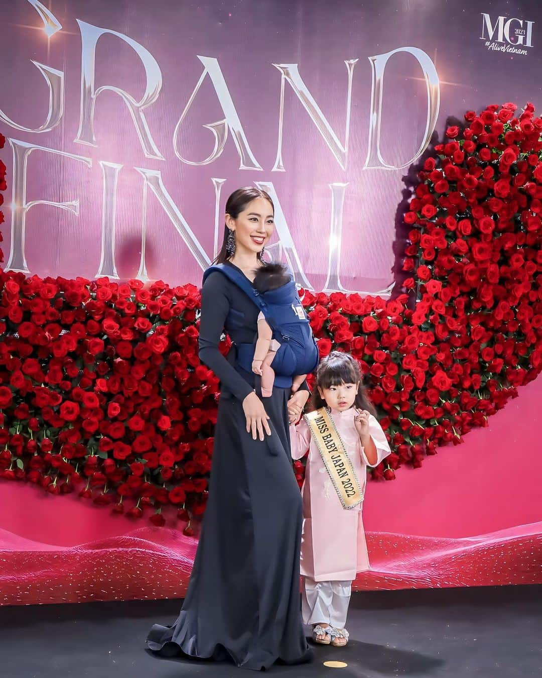 吉井絵梨子さんのインスタグラム写真 - (吉井絵梨子Instagram)「Red carpet at Miss Grand International 2023 FINAL night👑  Sometimes I cannot believe she is only 4 years old 😂 Baby Ellen knows where to stop for the photos and how to pose.  Cannot wait to see her on stage someday.  娘たちとレッドカーペットと歩く日が来るなんて🥺🌹✨  長女が、止まる場所やカメラ位置を確認して、ちゃんとポーズをしていたので感心してしまいました👏  #MGI2023 #AliveVietnam  #SenVangEntertainment #Staynex  #CollagenElasten #Aratawellness .  #MGI #GrandExperiences #MissGrandInternational #MissGrandInternational2023  #WeAreGRANDthe1andOnly #missgrandjapan  #nationalcostume  #ミスグランドジャパン  #ミスグランドインターナショナル」10月29日 21時10分 - supermamaeriko