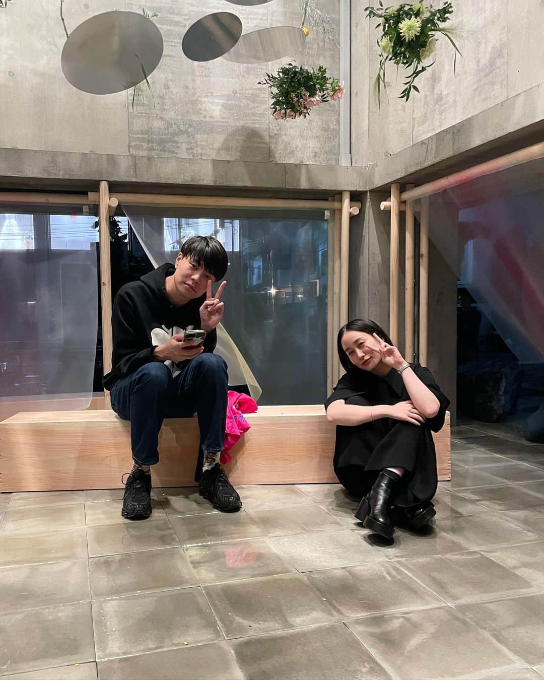 平野紗季子さんのインスタグラム写真 - (平野紗季子Instagram)「私はいつも、あんなこといいなできたらいいなあんな夢こんな夢いっぱいあるけどってな調子で生きているが、そのくせ自分自身の手で具体的に作り出せるものが特にないので、周りのスーパードラえもんズなみなさんに助けられてばかりおり、つまり私はのび太だった……。了  グランドセイコー 果実と花の和菓子屋とき 2023年10月27日(金)〜11月5日(日) 13:00-19:00 会場：StandBy @s_tandby 〒150-0001 東京都渋谷区神宮前5-11-1 ------------------ confectionery artists: 岩柳麻子 @patisserie.asakoiwayanagi / 加藤峰子 @minekokato_ /杉山早陽子 @okashimaru_ /溝口実穂 @_____9__  art director：田部井美奈 @mina_tabei  flower decoration：越智康貴 @ochiyasutaka @diligenceparlour  space design：DAIKEI MILLS @daikei_mills @alethia  producer: ONESTORY @onestorytraveller  creative director：平野紗季子  confectionery production：郷土銘菓処ふく田 福田啓希 @fukuda.1914gobo.wakayama  confectionery producer:藤田愛 @fujimeg  vessels : 有田焼「李荘窯」寺内信二 ingredients: 苗目 金木犀コーディアル/富田農園 黒無花果 photographer：山本康平 @kohei__36  stylist：谷山真季 @ikamta illustrator：田渕正敏 @blue_drybrush  ------------------ #和菓子屋とき @grandseikojapan」10月29日 21時11分 - sakikohirano