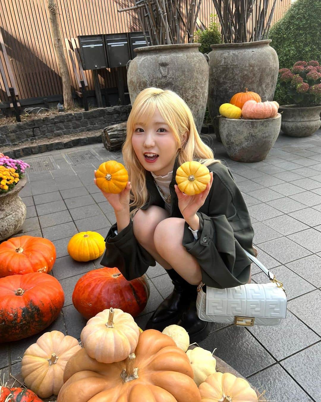 本田仁美さんのインスタグラム写真 - (本田仁美Instagram)「.  もうすぐハロウィンだね☺︎ ひさしぶりに私服のタグ 付けてみようかな🏷️  とっても素敵な お誕生日プレゼント ありがとうございます👜🤍  @fendi #pr」10月29日 21時11分 - 10_hitomi_06