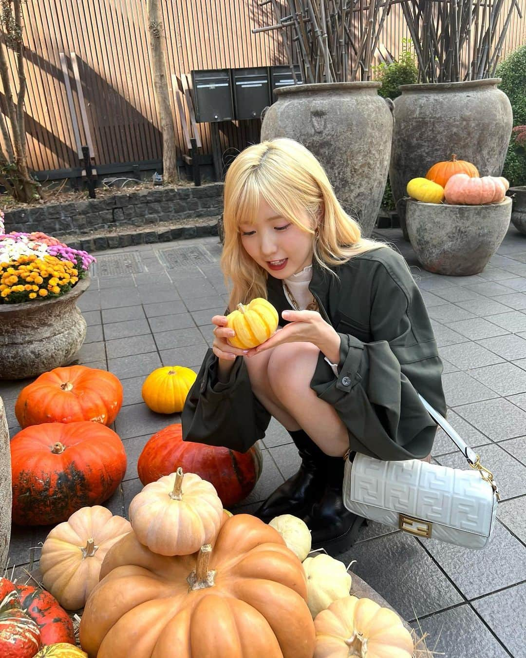 本田仁美さんのインスタグラム写真 - (本田仁美Instagram)「.  もうすぐハロウィンだね☺︎ ひさしぶりに私服のタグ 付けてみようかな🏷️  とっても素敵な お誕生日プレゼント ありがとうございます👜🤍  @fendi #pr」10月29日 21時11分 - 10_hitomi_06