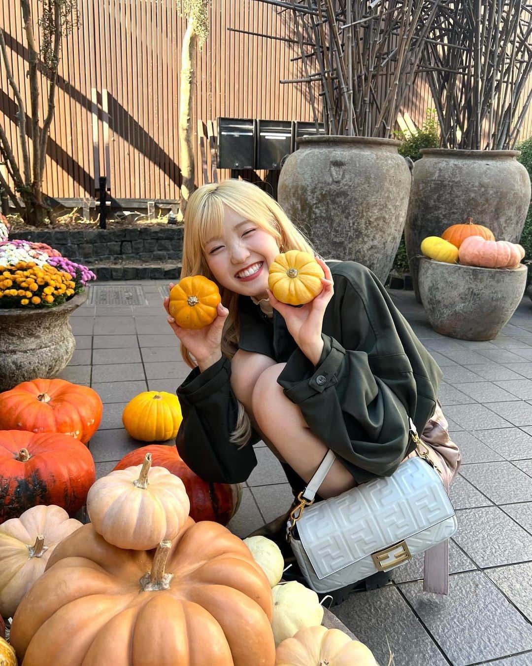 本田仁美のインスタグラム：「.  もうすぐハロウィンだね☺︎ ひさしぶりに私服のタグ 付けてみようかな🏷️  とっても素敵な お誕生日プレゼント ありがとうございます👜🤍  @fendi #pr」
