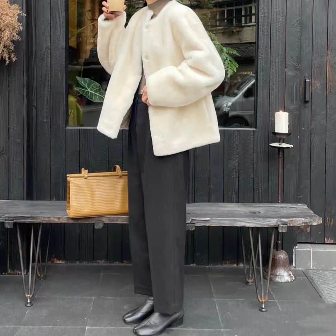 Y's Stellaさんのインスタグラム写真 - (Y's StellaInstagram)「.@ys_stella_shop   🖤Recommend 昨年から人気のふわっふわのファージャケット ✔️ファーだけど短毛で揃えてあるので派手過ぎない。 ✔️ラウンドカラーでシンプルなデザイン ✔️飽きがこず上質なので今年だけじゃなく長年ご着用いただけます。 風を通さないので暖かい🥹 ボタンありと、ボタン無しの2type 2color🫶 13000円には見えません🥺  #コート#ファーコート#ハーフコート#ジャケット#ウールジャケット#大人女子#高見え#プチプラ#海外ファッション」10月29日 21時12分 - ys_stella_shop
