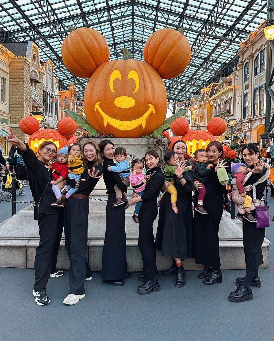 岩渕加恵さんのインスタグラム写真 - (岩渕加恵Instagram)「H A P P Y 🎃 H A L L O W E E N 翠たんにとって今年が初めてのハロウィン💓 今年は同い年ベビー７人集まってディズニーで  " 七人のこびと " になってきたよ〜🍎🫶🏻  もうね、、想像以上に７人ってすっっごいね🙃  みんな揃って写真なんて撮れないね〜笑 （一枚目が最初で最後の集合写真の現実🌷  面白いくらい親たちは必死だよね〜笑  こびと達は泣くのに必死だもんね〜笑  みんなで衣装話し合ったりして楽しみにしてたから めっちゃ疲れたけどww幸せだったな☺️🌈  みんなお疲れさま〜🙌🏻💕💕💕💕💕💕💕  #ディズニーハロウィン #七人のこびと #ディズニーランド #親たちは翌日見事に筋肉痛♡」10月29日 21時12分 - kae0113