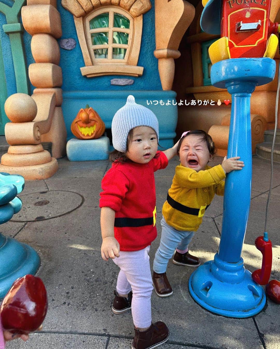 岩渕加恵さんのインスタグラム写真 - (岩渕加恵Instagram)「H A P P Y 🎃 H A L L O W E E N 翠たんにとって今年が初めてのハロウィン💓 今年は同い年ベビー７人集まってディズニーで  " 七人のこびと " になってきたよ〜🍎🫶🏻  もうね、、想像以上に７人ってすっっごいね🙃  みんな揃って写真なんて撮れないね〜笑 （一枚目が最初で最後の集合写真の現実🌷  面白いくらい親たちは必死だよね〜笑  こびと達は泣くのに必死だもんね〜笑  みんなで衣装話し合ったりして楽しみにしてたから めっちゃ疲れたけどww幸せだったな☺️🌈  みんなお疲れさま〜🙌🏻💕💕💕💕💕💕💕  #ディズニーハロウィン #七人のこびと #ディズニーランド #親たちは翌日見事に筋肉痛♡」10月29日 21時12分 - kae0113