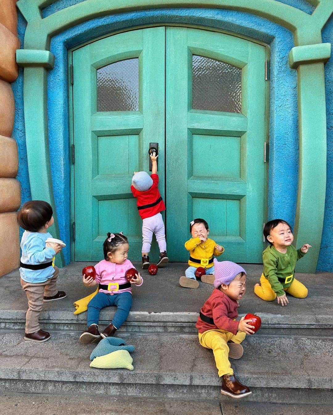 岩渕加恵さんのインスタグラム写真 - (岩渕加恵Instagram)「H A P P Y 🎃 H A L L O W E E N 翠たんにとって今年が初めてのハロウィン💓 今年は同い年ベビー７人集まってディズニーで  " 七人のこびと " になってきたよ〜🍎🫶🏻  もうね、、想像以上に７人ってすっっごいね🙃  みんな揃って写真なんて撮れないね〜笑 （一枚目が最初で最後の集合写真の現実🌷  面白いくらい親たちは必死だよね〜笑  こびと達は泣くのに必死だもんね〜笑  みんなで衣装話し合ったりして楽しみにしてたから めっちゃ疲れたけどww幸せだったな☺️🌈  みんなお疲れさま〜🙌🏻💕💕💕💕💕💕💕  #ディズニーハロウィン #七人のこびと #ディズニーランド #親たちは翌日見事に筋肉痛♡」10月29日 21時12分 - kae0113