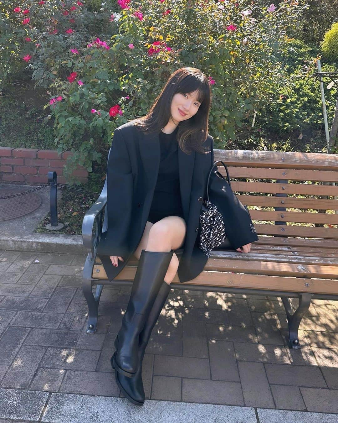 吉竹美聡さんのインスタグラム写真 - (吉竹美聡Instagram)「BLACK🩶🖤 この時期ならではのミニボトムにブーツと秋バラ🚢♥️🌹」10月29日 21時12分 - misatoy