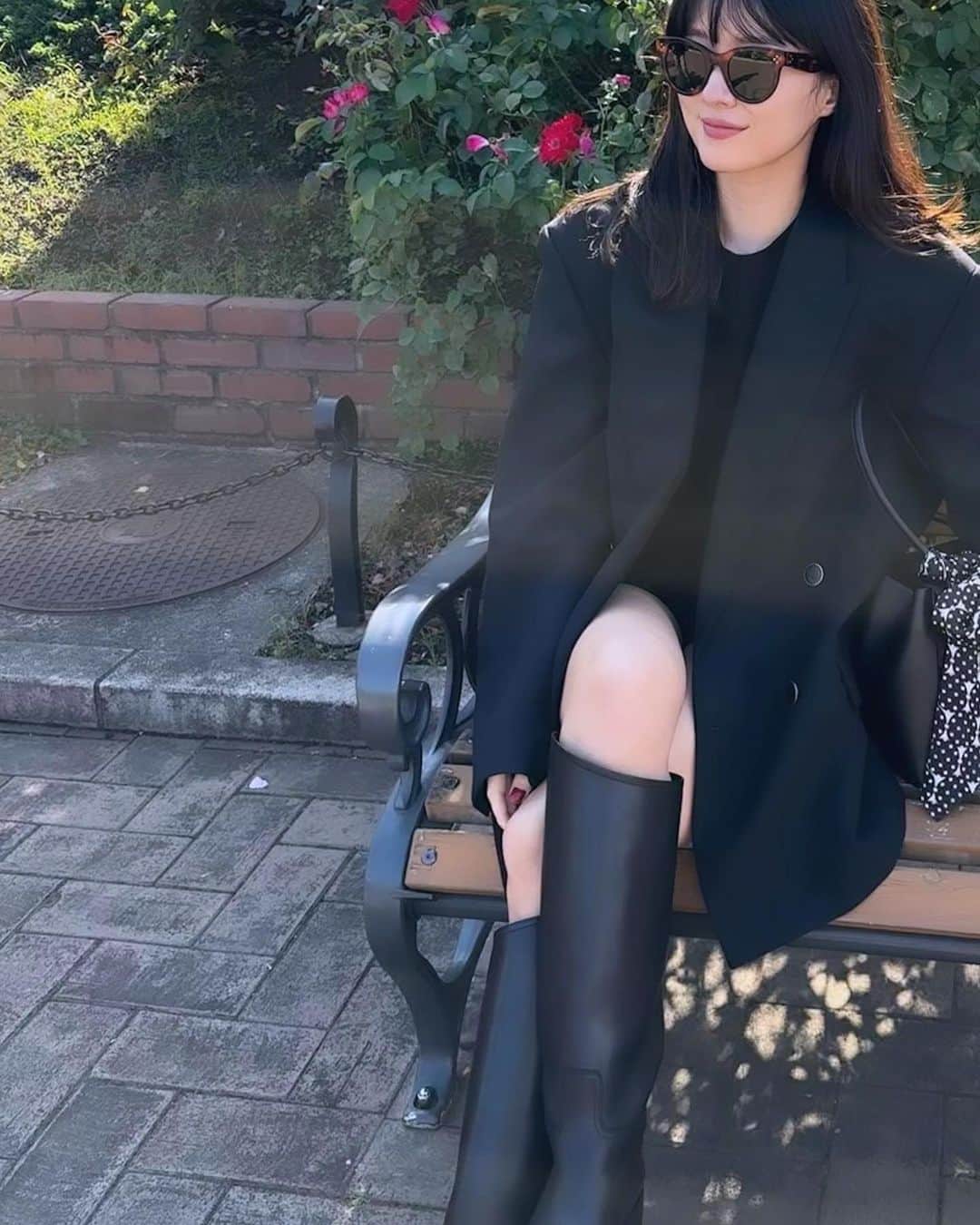 吉竹美聡さんのインスタグラム写真 - (吉竹美聡Instagram)「BLACK🩶🖤 この時期ならではのミニボトムにブーツと秋バラ🚢♥️🌹」10月29日 21時12分 - misatoy