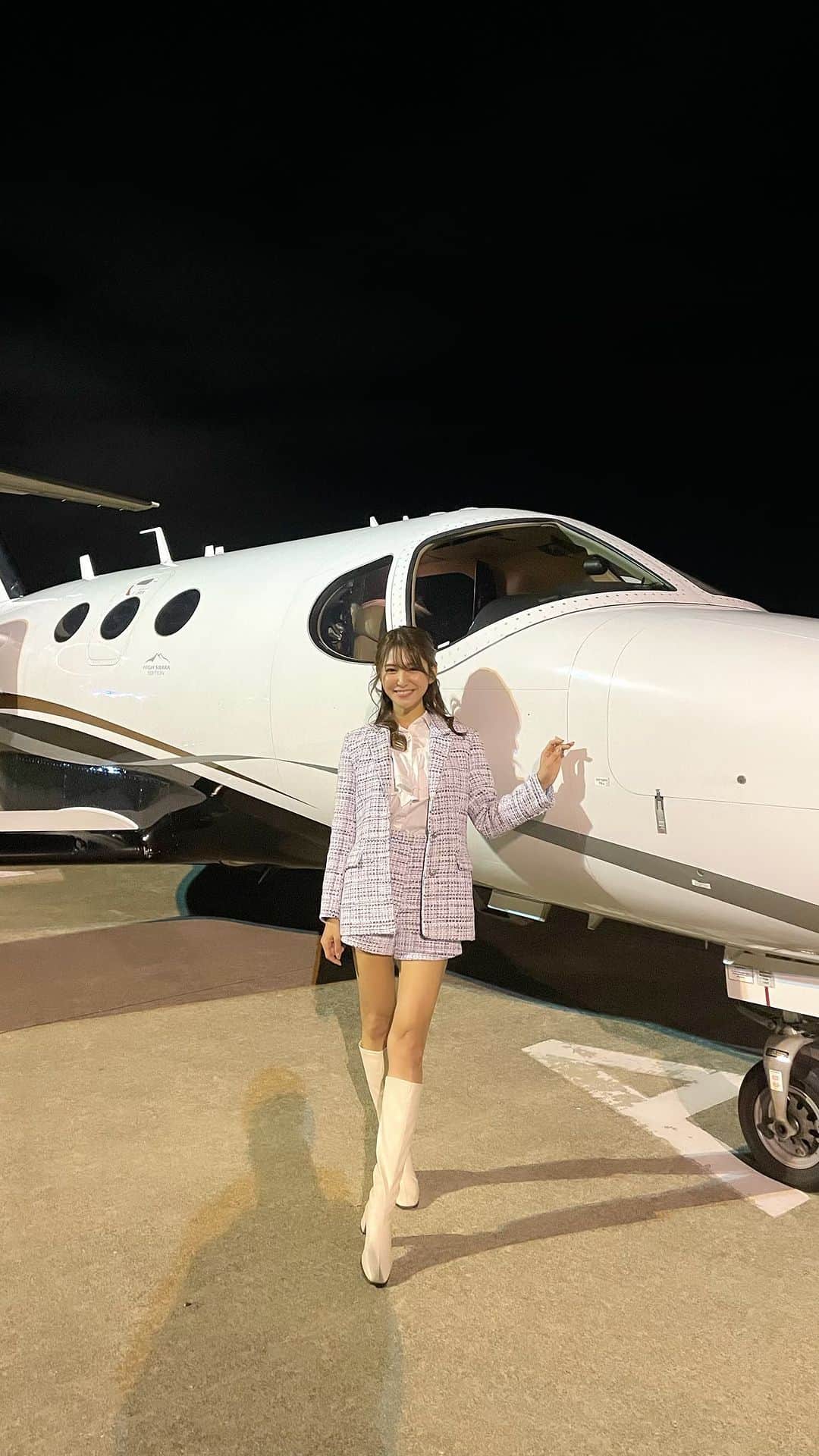 のインスタグラム：「プライベートジェットで神戸の空を遊覧✨ 優雅すぎるお散歩🥺 　 　  私が乗る前のお客様は、ここでプロポーズがされていたみたい🙈💕💕 　 そんなロマンティックなプロポーズ素敵すぎるよぉ🌹 　 　 プロポーズをしなくなったと言われる今の時代に こんなプロポーズが出来る男性は素敵だし推せる❤️ 　 記念日や誕生日のサプライズにも是非ぜひ🙈✨✨ 　　 　 #アリラ #ARILA #アリエア #ARIAir」