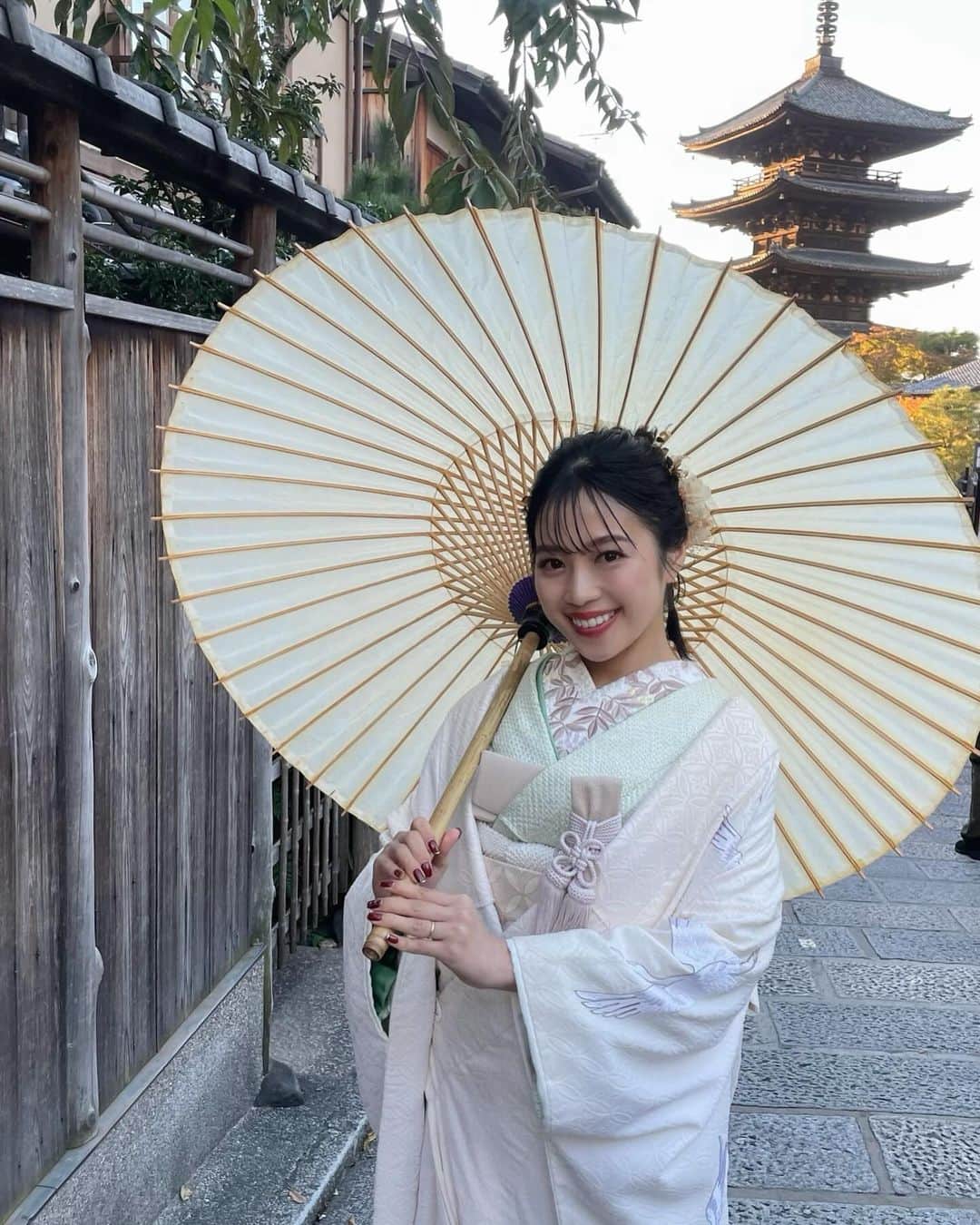 mizukiのインスタグラム：「京都で和装⛩️オフショいろいろ🌬️ 街並みもきれいで撮影してても楽しかったぁ。 ヘアメイクもとっても可愛くしてもらった💞💞 みなさんありがとうございました🥰 @the_dress_room  ㅤㅤㅤㅤㅤㅤㅤㅤㅤㅤㅤㅤㅤ ヘアメイクは @gen_dai さん ㅤㅤㅤㅤㅤㅤㅤㅤㅤㅤㅤㅤㅤ #京都#京都ブライダル#京都和装#和装ヘア#東寺五重塔」