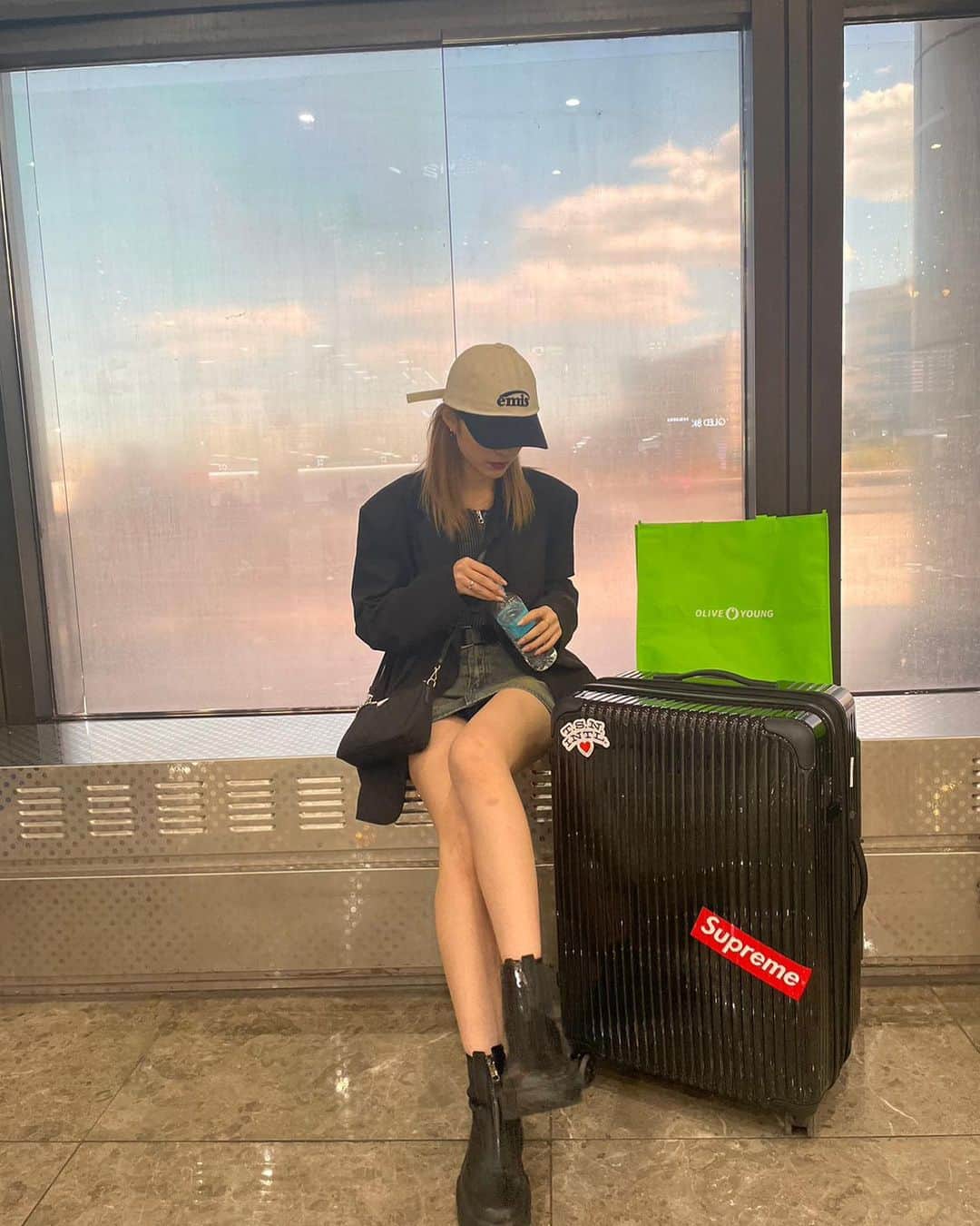 小山莉奈のインスタグラム：「絶対荷物たくさんだろうな〜と思って 初日にOLIVE YOUNGの袋課金したのに ほぼスーツケースに荷物が収まりました😂👐🏻 またすぐ行きたい〜🌈 #한국 #한국여행」