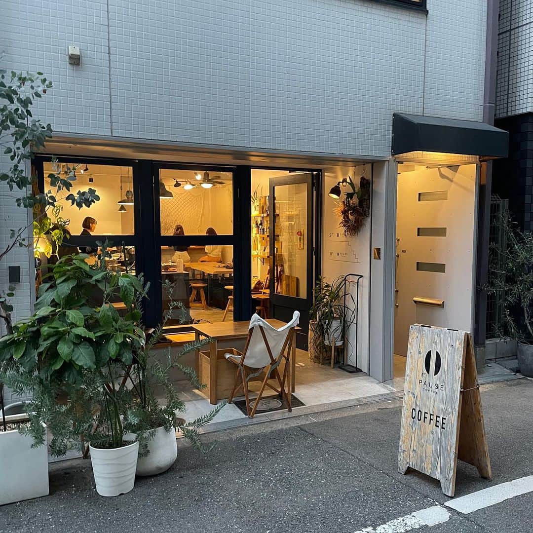 花房さくらさんのインスタグラム写真 - (花房さくらInstagram)「【ネコノおやつ便by花房さくら】 ネコノおやつ便〜どら焼き〜へのたくさんのご応募ありがとうございました！ 栗餡どら焼きとバターどら焼きの人気が高く、生クリーム推しの作者は驚いておられました。  ご当選のお客様には明日10/30(月)の午前中に当選メールをお送りしますので、ご確認をお願いします。 美味しいどら焼きをご自宅でお楽しみくださいね。  次のおやつ便はなんと！初めてオンライン限定ではなくPOPUPとして大阪のpause coffeeさんに参上いたします！  【POPUP開催期間】 2023/11/25(土).26(日) 10:00〜17:00  ネコノおやつ便の11月のおやつの展示(販売方法はいつも通り、オンラインでの抽選販売となります。)、花房さくらのねこ包みブランドBOXや画集などのグッズの販売を予定しております。 ネコノおやつ便のおやつを実際に見ていただける貴重な機会となっております。 わたくしネコノも参りますので、是非遊びに来てくださいね。 PAUSE COFFEEさんとのスペシャルなコラボレーションも考えておりますので、また後日、詳細をアナウンスさせていただきますね。  最新情報はこちらのInstagramで随時発信させていだきます。 来月のおやつもお楽しみに！  ネコノおやつ便　ネコノ  #petelgallery #花房さくら #hanafusasakura  #art #cat #猫 #ねこ #ネコノおやつ便 #おやつ便 #おやつ #おやつタイム  #おやつ大好き #どら焼き #どら焼き大好き #大納言あずき #栗餡 #黒糖 #生クリーム #バター #栗餡とバターに人気が集中 #🌰🧈」10月29日 21時14分 - sakura_hanafusa