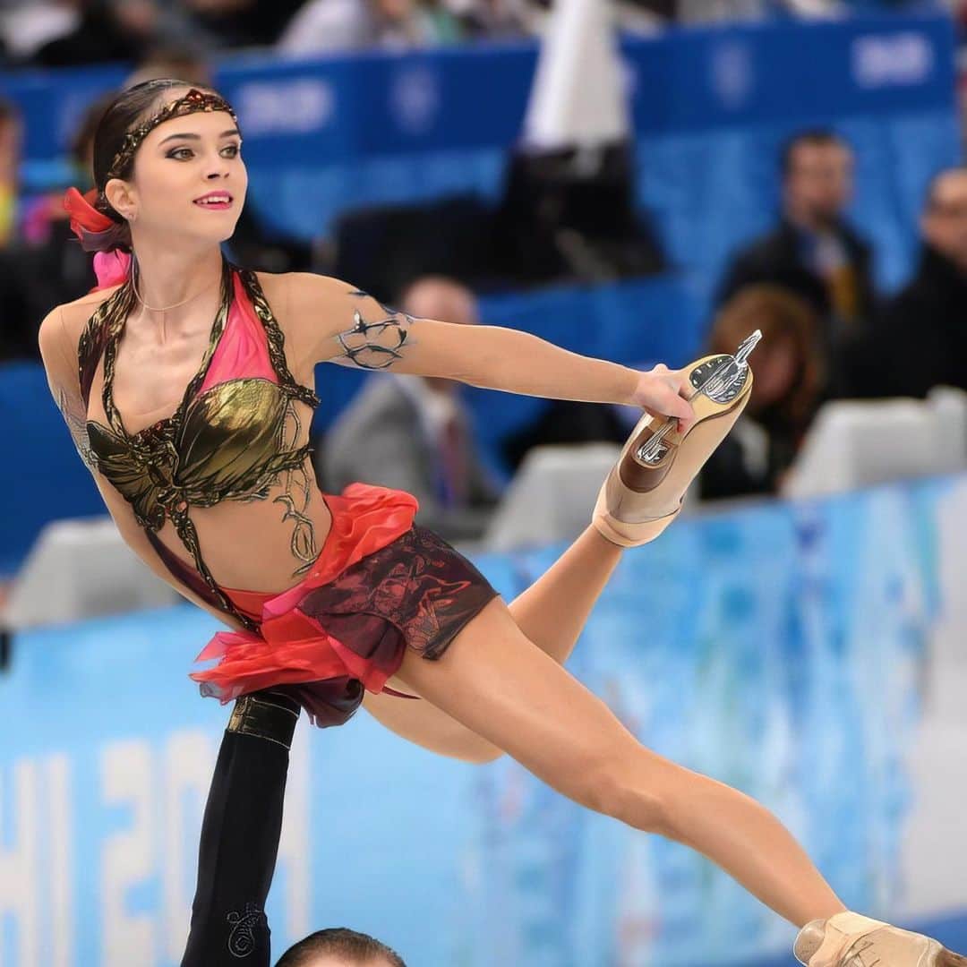 ベラ・バザロワのインスタグラム：「🌟 Что дают соревнования помимо выполнения разрядов и титулов?  Друзья, давайте поговорим о том, почему соревнования играют такую важную роль в жизни спортсменов!🥇🥈🥉  В первую очередь, соревнования предоставляют спортсмену возможность проявить свой талант и показать результат проделанной ранее работы перед зрителями. Выступать не только волнительно, но и очень приятно.🤗👏🏻  Кроме того, соревнования - место встречи с соперниками. Это вдохновляет работать еще больше и лучше. Просто тренировки без  выступлений не дают столько эмоций и стимула развиваться. 🏆 Только благодаря здоровой конкуренции можно достичь новых высот и постоянно прогрессировать.🔝  Еще один плюс участия в стартах - накопление опыта. Спортсмен получает обратную связь от тренеров и судей, анализирует свои ошибки.👍🏻  💫 А чем важны соревнования для вас? Делитесь своими мыслями!😉」