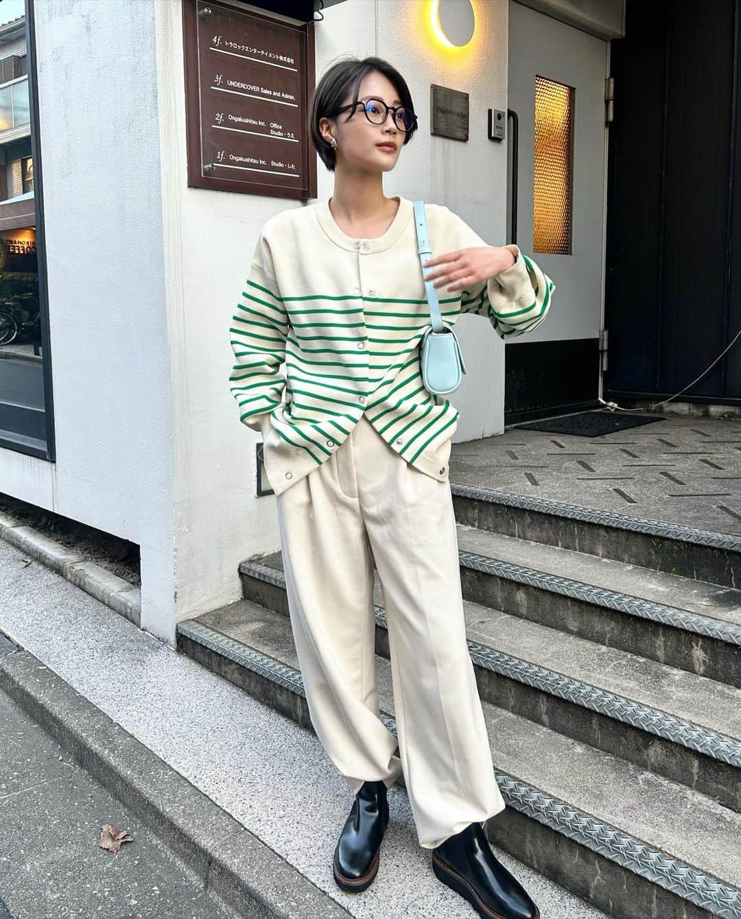 藤野結衣のインスタグラム：「🍁🥾 . . . . #clarks #クラークス #秋コーデ #ショートヘア #ショートスタイル」